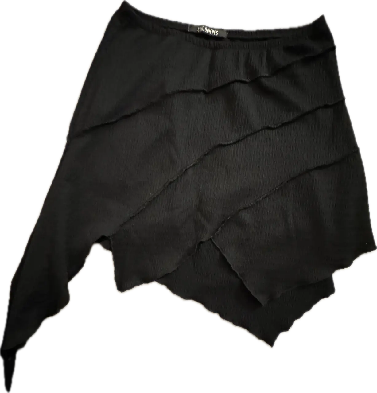 Pollera asimétrica negra con detalles de corte irregular. Ideal para un look moderno y audaz.