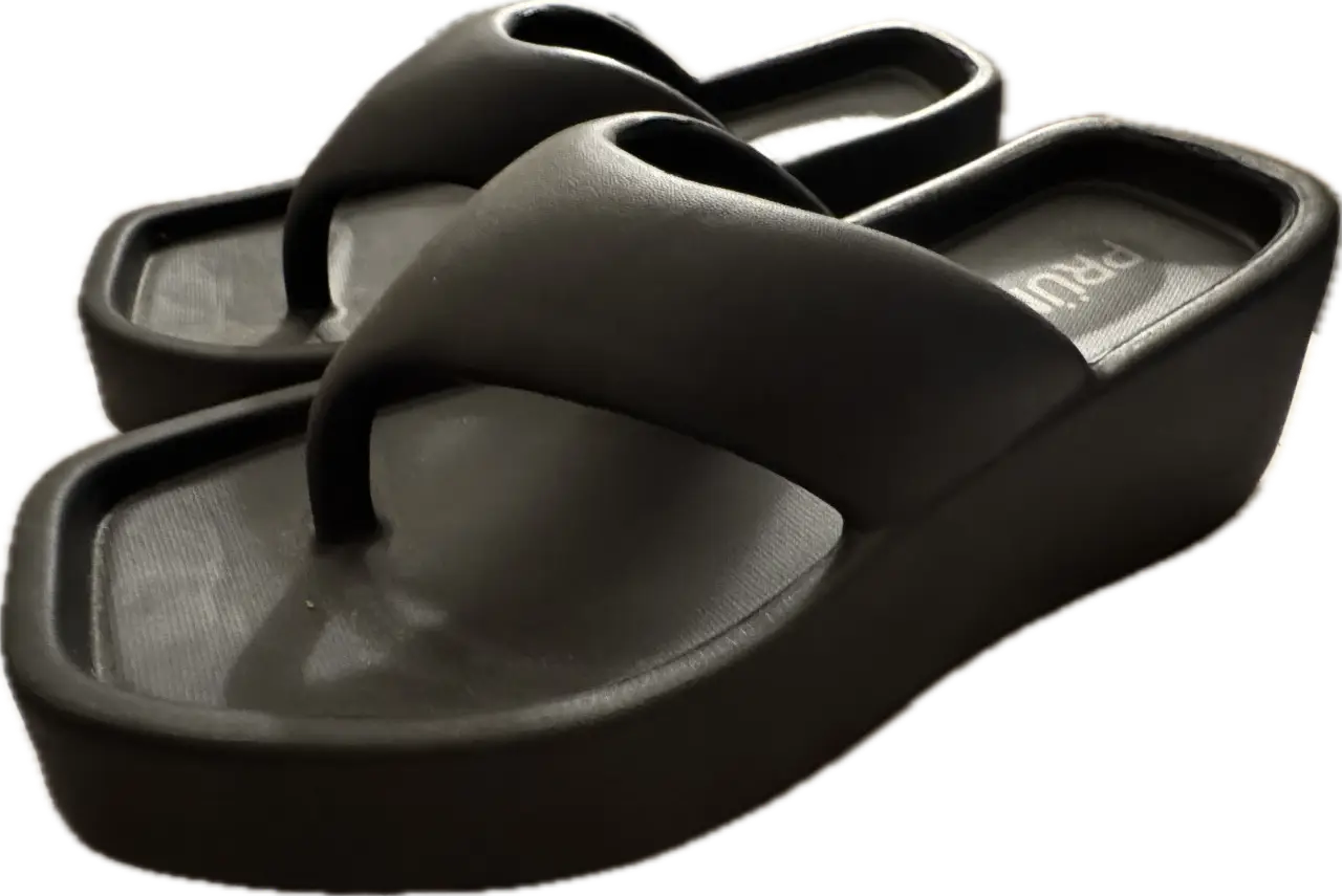 Sandalias de plataforma negras de la marca Prune, talle 37. Ideales para un look casual y moderno.