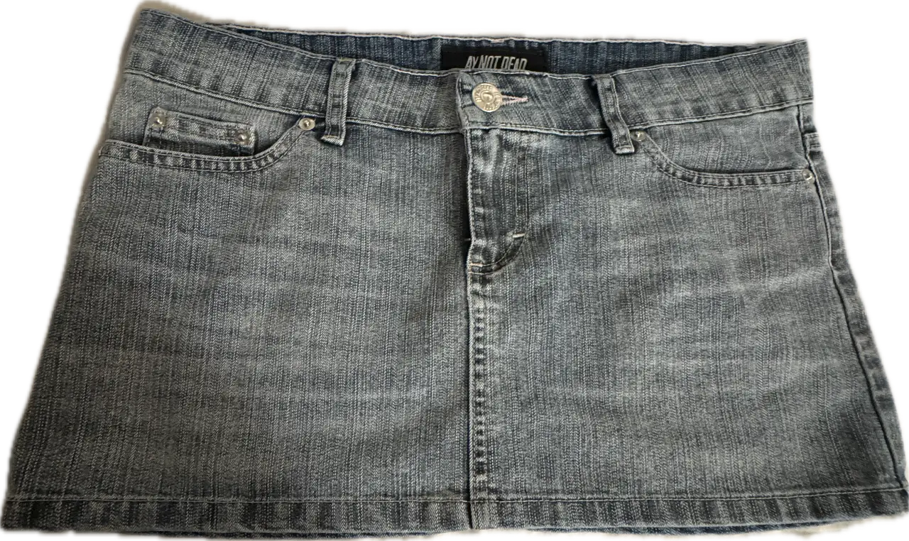 Minifalda de jean azul, tiro bajo, con bolsillos delanteros y traseros. Ideal para un look casual y juvenil.