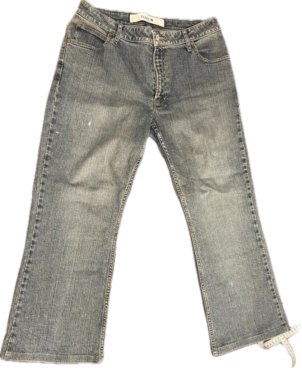 Jeans de mujer, corte recto, color gris gastado. Tiro medio. Ideal para un look casual y cómodo.