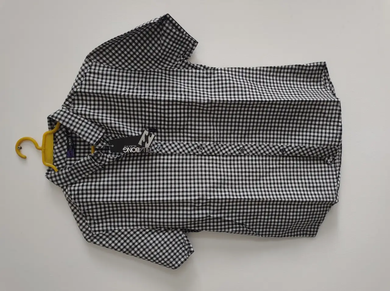 Camisa a cuadros en blanco y negro de hombre, de la marca Billabong. Corte slim fit, ideal para un look casual y moderno. Confeccionada en algodón, perfecta para el día a día.