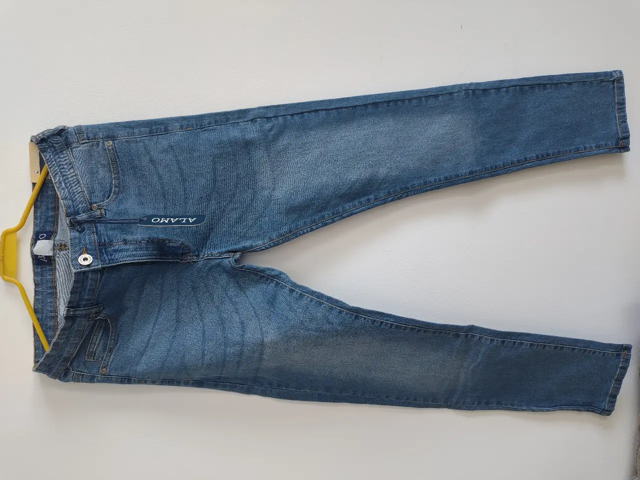 Jeans de hombre, corte recto, color azul. Marca Alamo Aparell, talle 30/32. Nuevo, sin uso. Ideal para un look casual y cómodo.