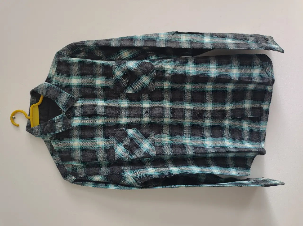 Camisa a cuadros de hombre, manga larga, con dos bolsillos delanteros. Ideal para un look casual y cómodo. Marca Aeropostale, talle M.