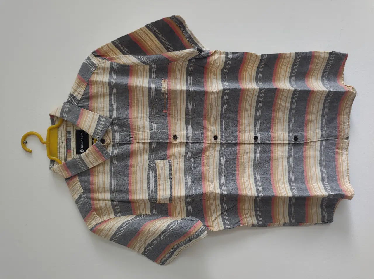 Camisa a rayas de hombre, manga corta, con bolsillo en el pecho. Ideal para un look casual y fresco. Nuevo con un solo uso.