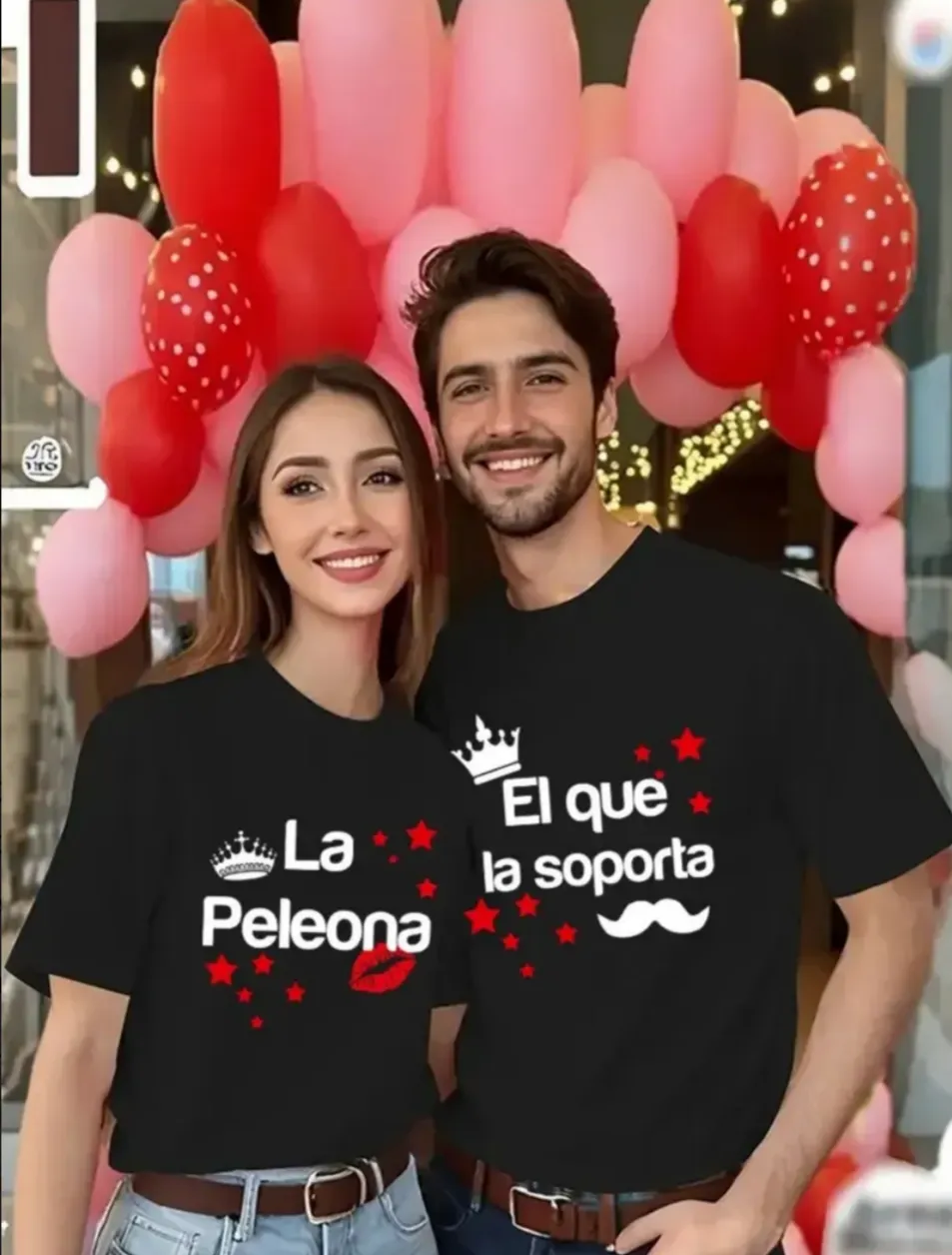 Remera negra con estampa "La Peleona" en blanco y rojo, con detalles de estrellas y labios. La estampa "El que la soporta" en blanco y rojo, con corona, estrellas y bigote.