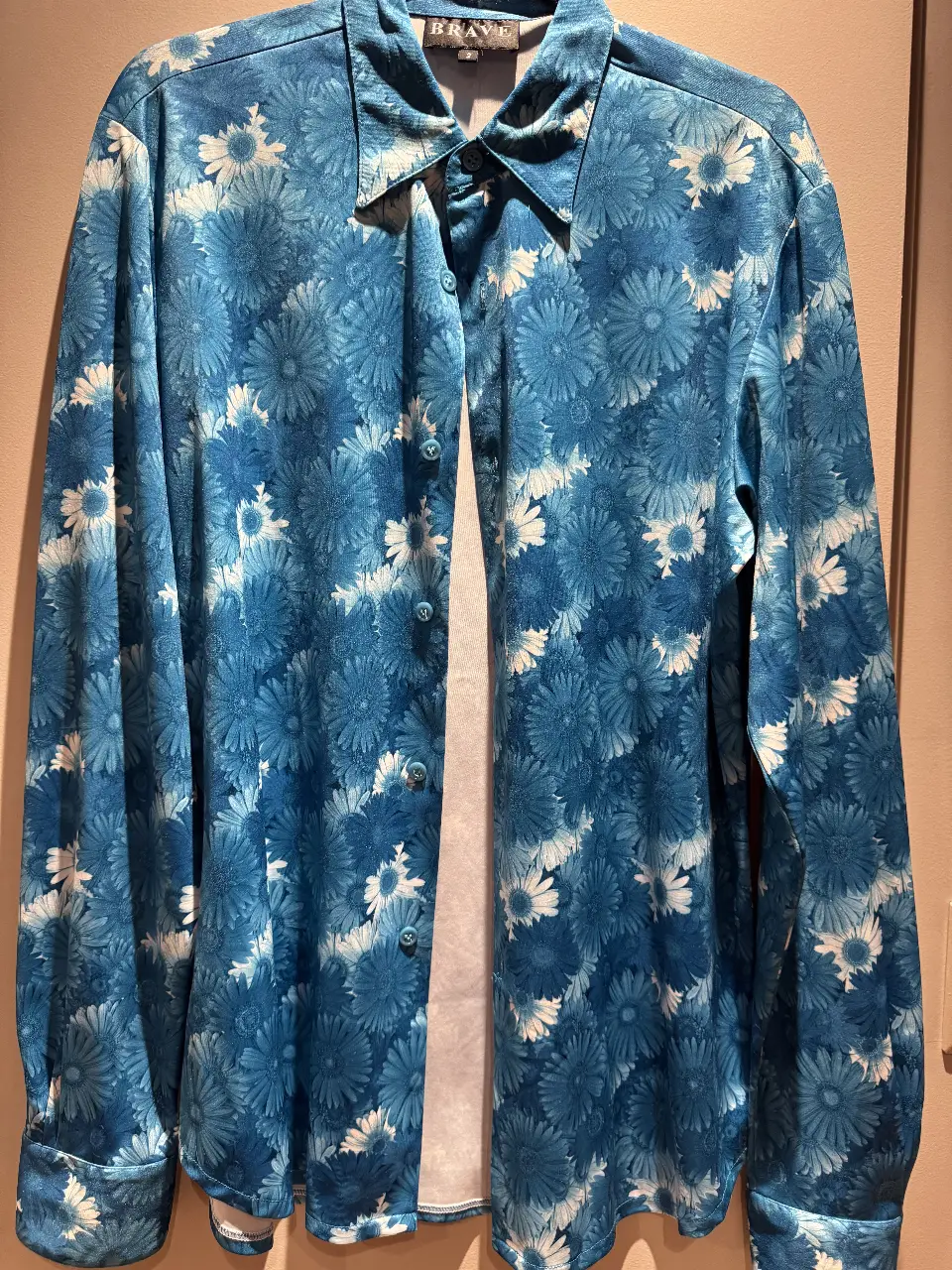Camisa estampada con diseño floral en tonos azules y blancos. Ideal para un look casual y fresco. Marca BRAVE, talle 2.