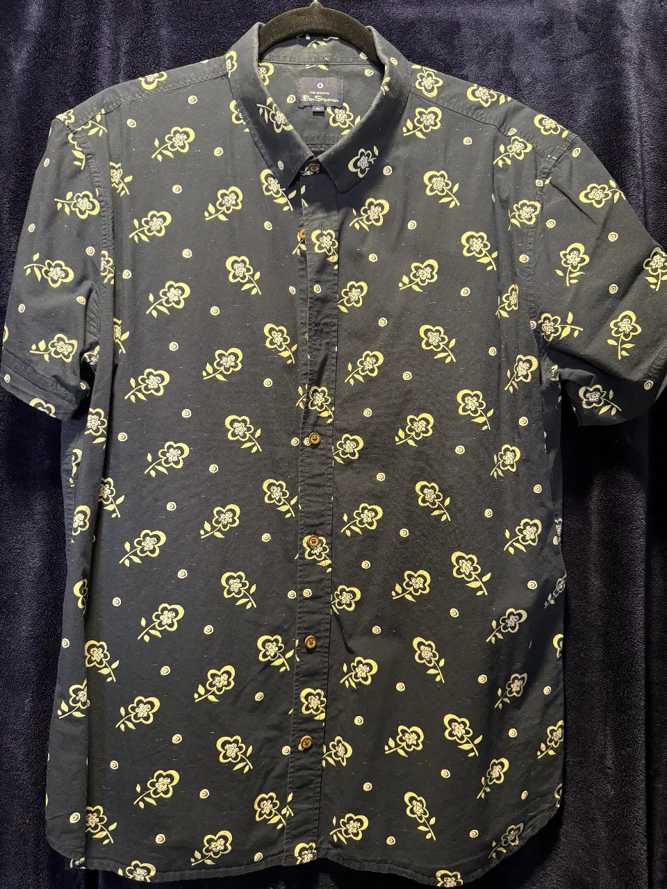 Camisa de hombre Ben Sherman con estampado floral en color negro y amarillo. Manga corta, ideal para un look casual y moderno.