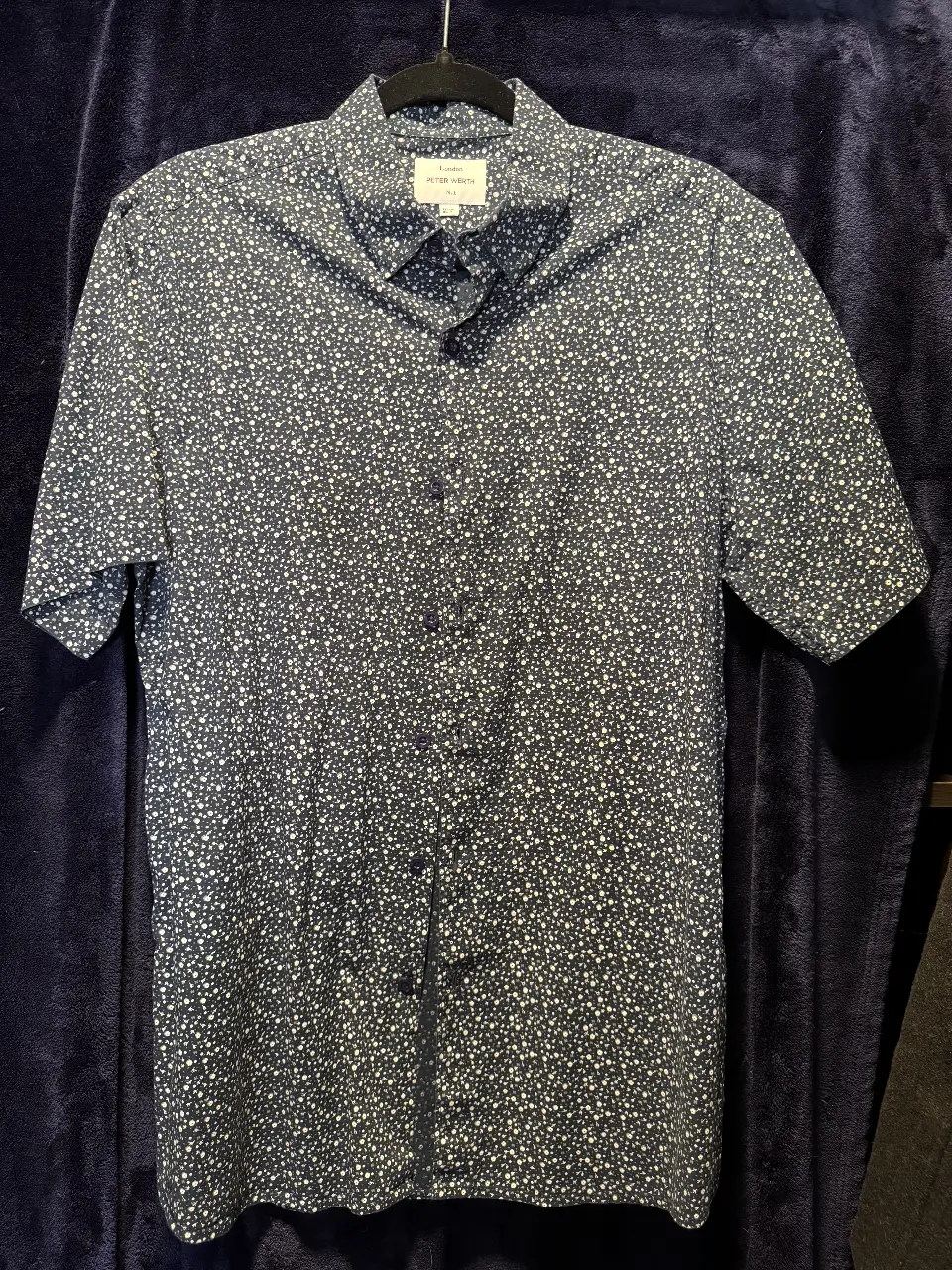 Camisa de hombre con estampado floral en tonos azul marino y blanco. Corte clásico, ideal para un look casual o semi-formal.