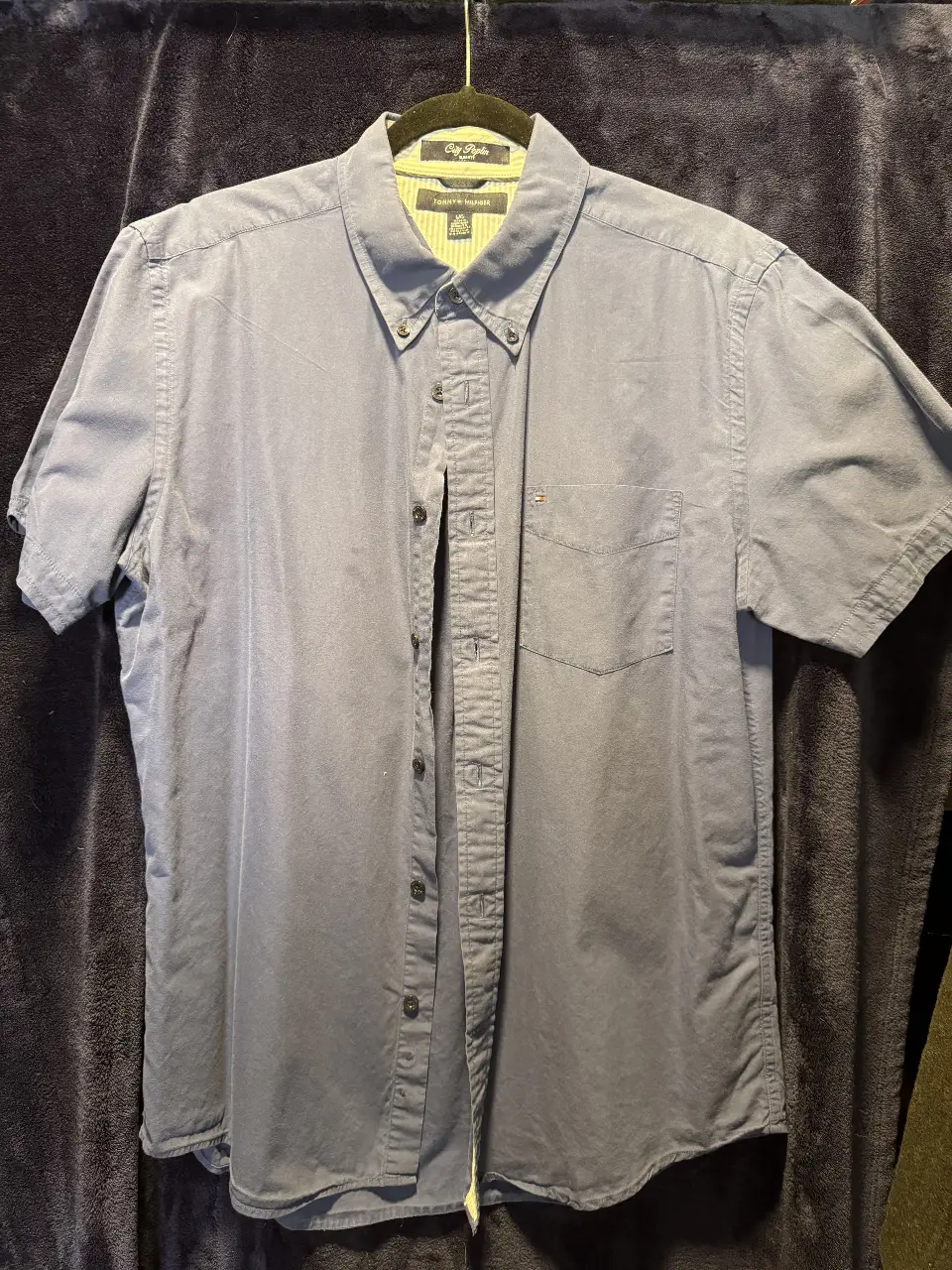 Camisa de hombre Tommy Hilfiger azul, manga corta, con bolsillo en el pecho. Ideal para un look casual y cómodo.