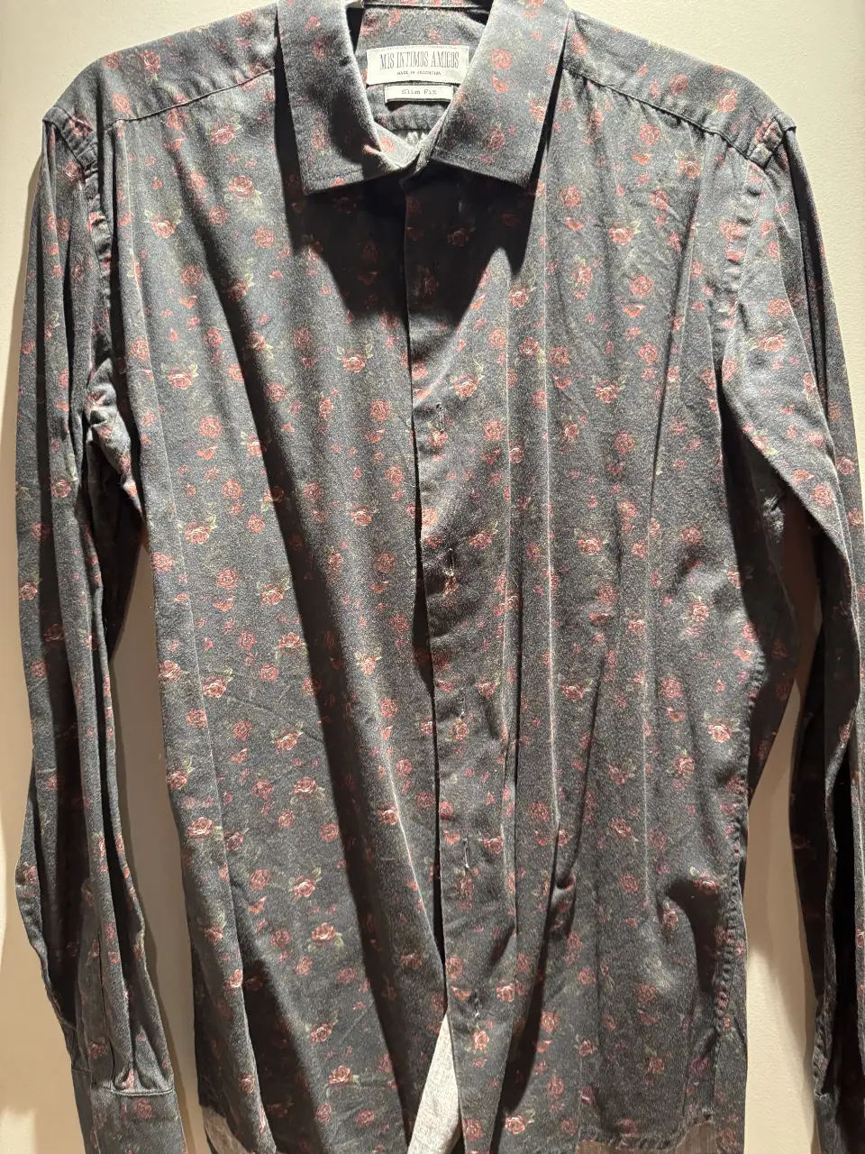 Camisa de hombre con estampado floral en tonos grises y rojos. Corte slim fit, ideal para un look casual o semi formal.