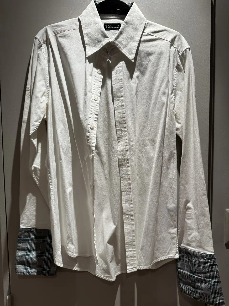 Camisa blanca de hombre con puños a cuadros. Marca 7 Diamonds. Ideal para un look casual o semi formal.