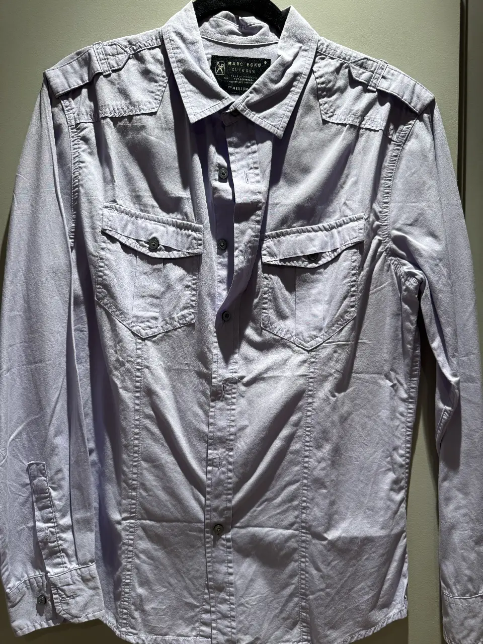 Camisa de hombre Marc Ecko Cut & Sew, color lavanda, con dos bolsillos delanteros y detalles en los hombros. Talle M.