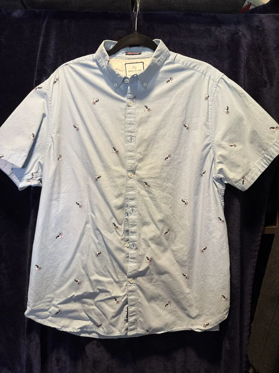 Camisa de hombre celeste con estampado de perros. Marca Denim & Flower, talle XL. Corte slim fit, ideal para un look casual y moderno.
