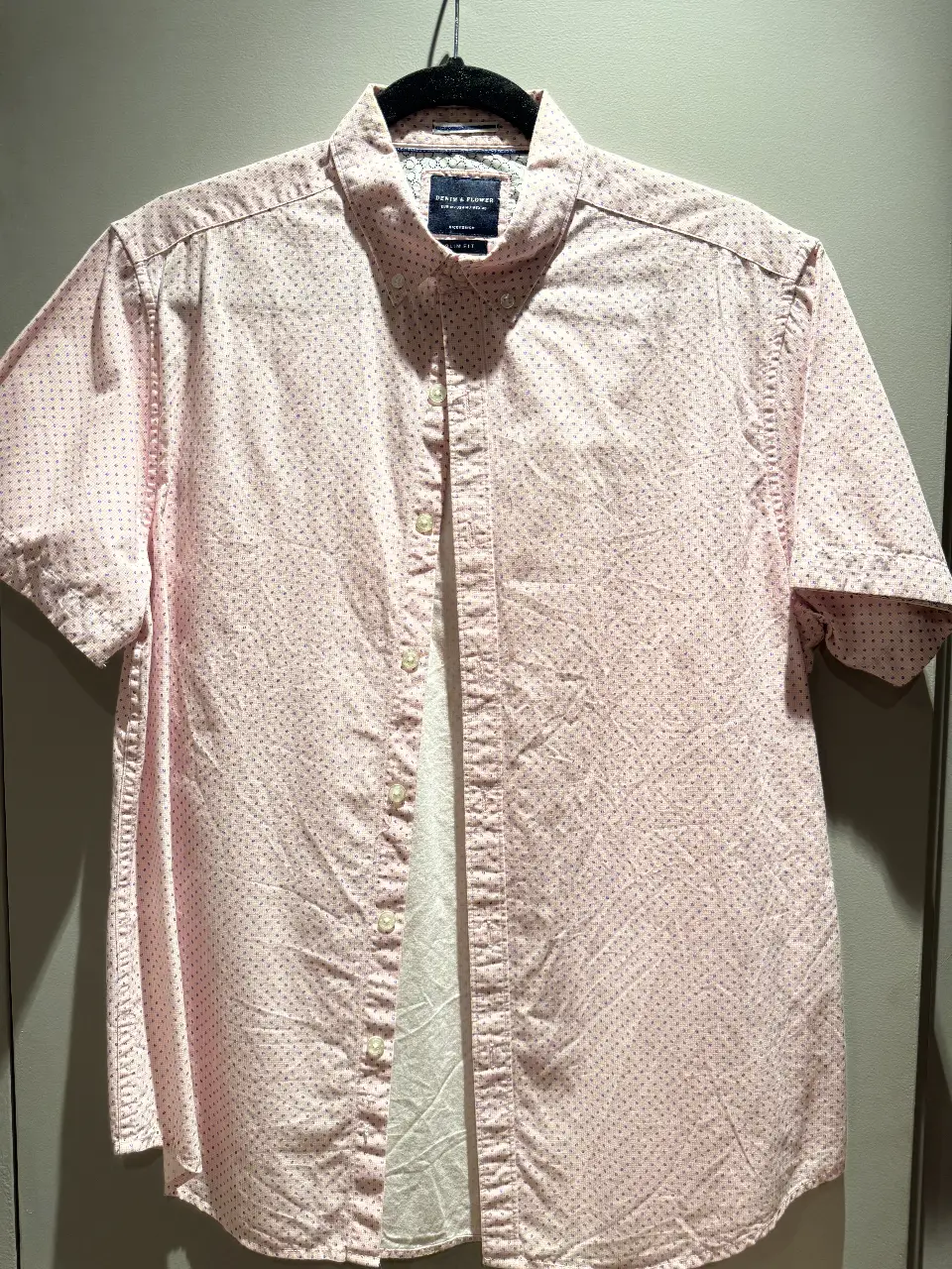 Camisa de hombre de manga corta, color rosa con estampado de puntos azules. Corte slim fit. Ideal para un look casual y moderno.