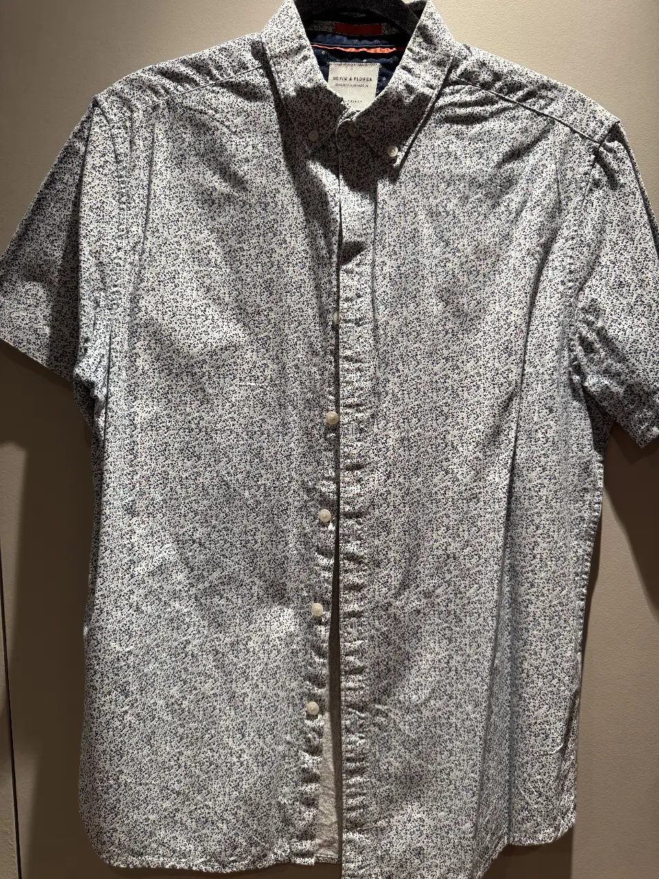 Camisa de hombre con estampado floral en tonos blanco y azul. Corte slim fit, ideal para un look casual y moderno. Marca Denim & Flower.