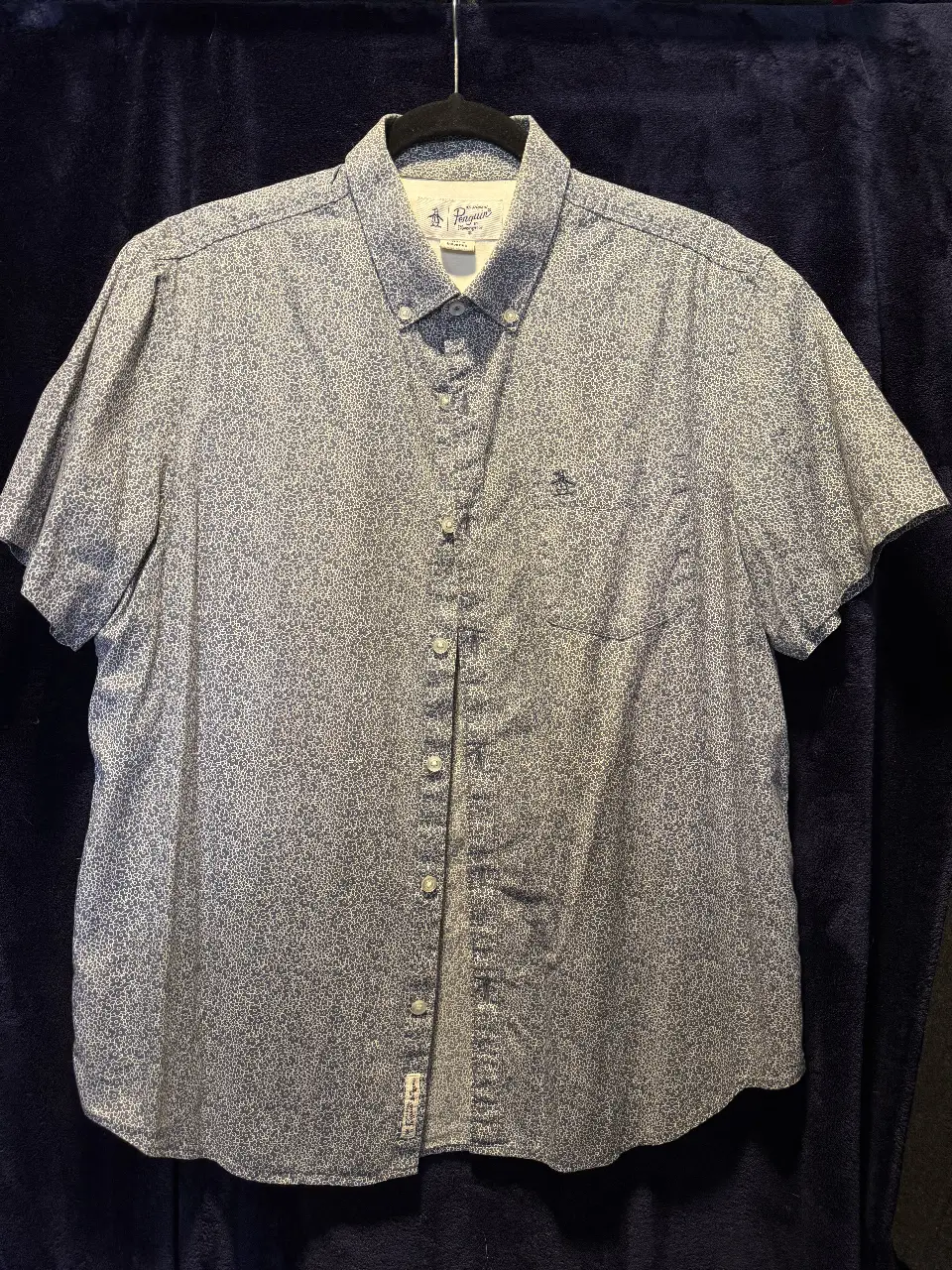 Camisa estampada de hombre, manga corta, con estampado floral en tonos azules y blancos. Ideal para un look casual y fresco.
