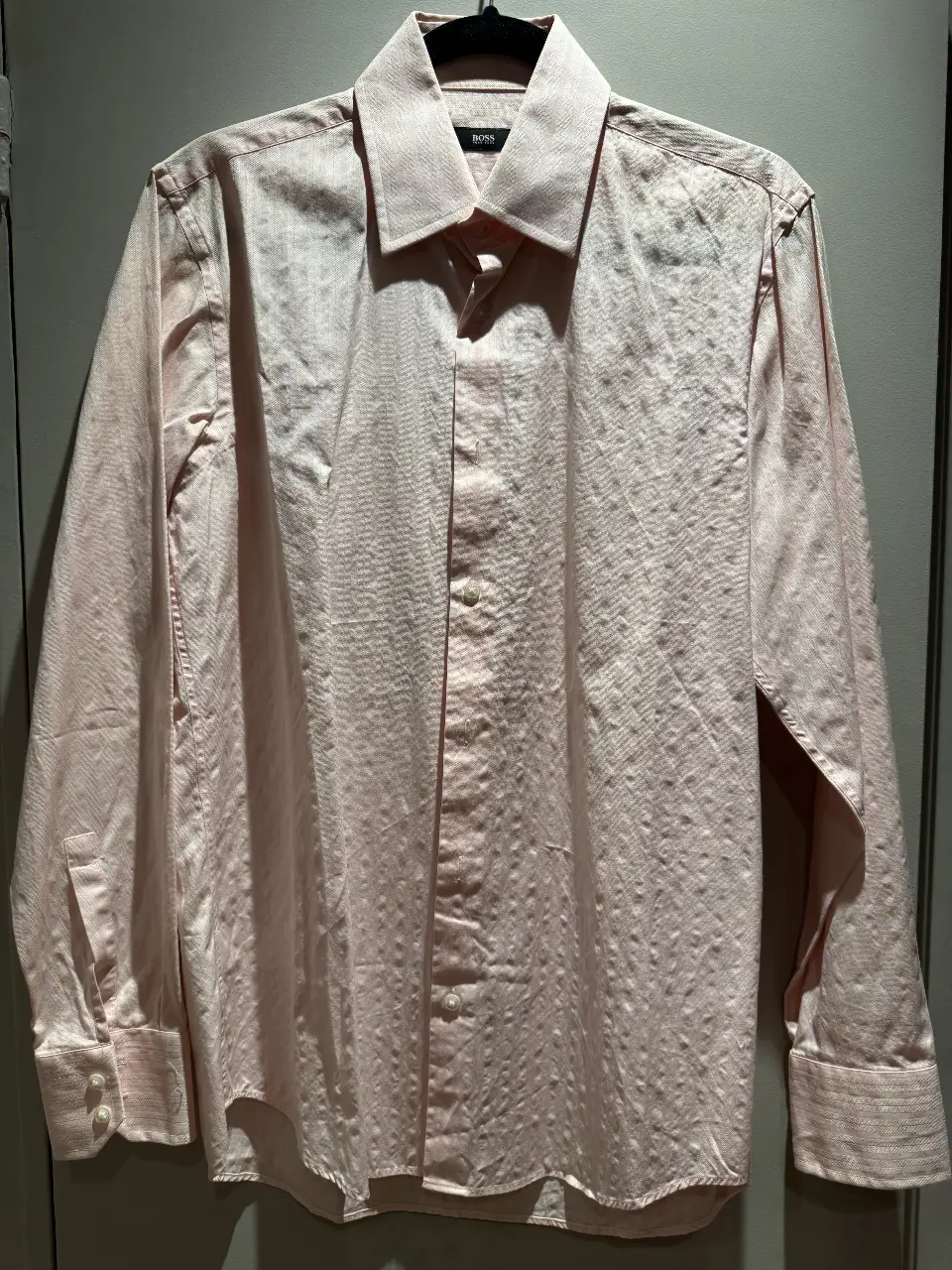 Camisa de hombre Hugo Boss, manga larga, color rosa con diseño sutil. Talle 15/32-33. Ideal para un look elegante y sofisticado.