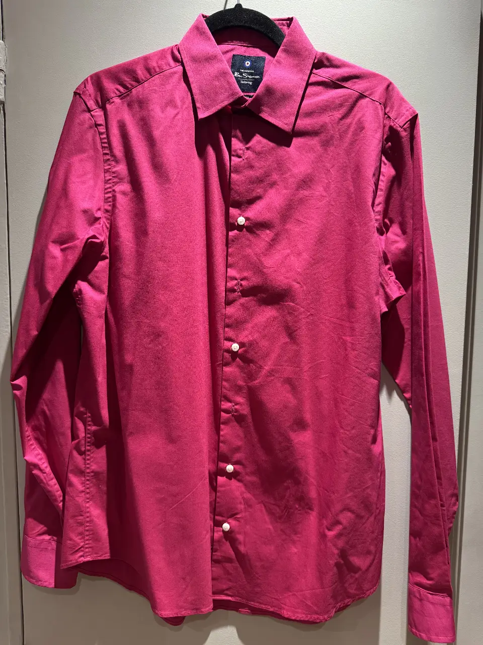 Camisa de hombre Ben Sherman, color fucsia, con cuello y mangas largas. Ideal para un look elegante y moderno.