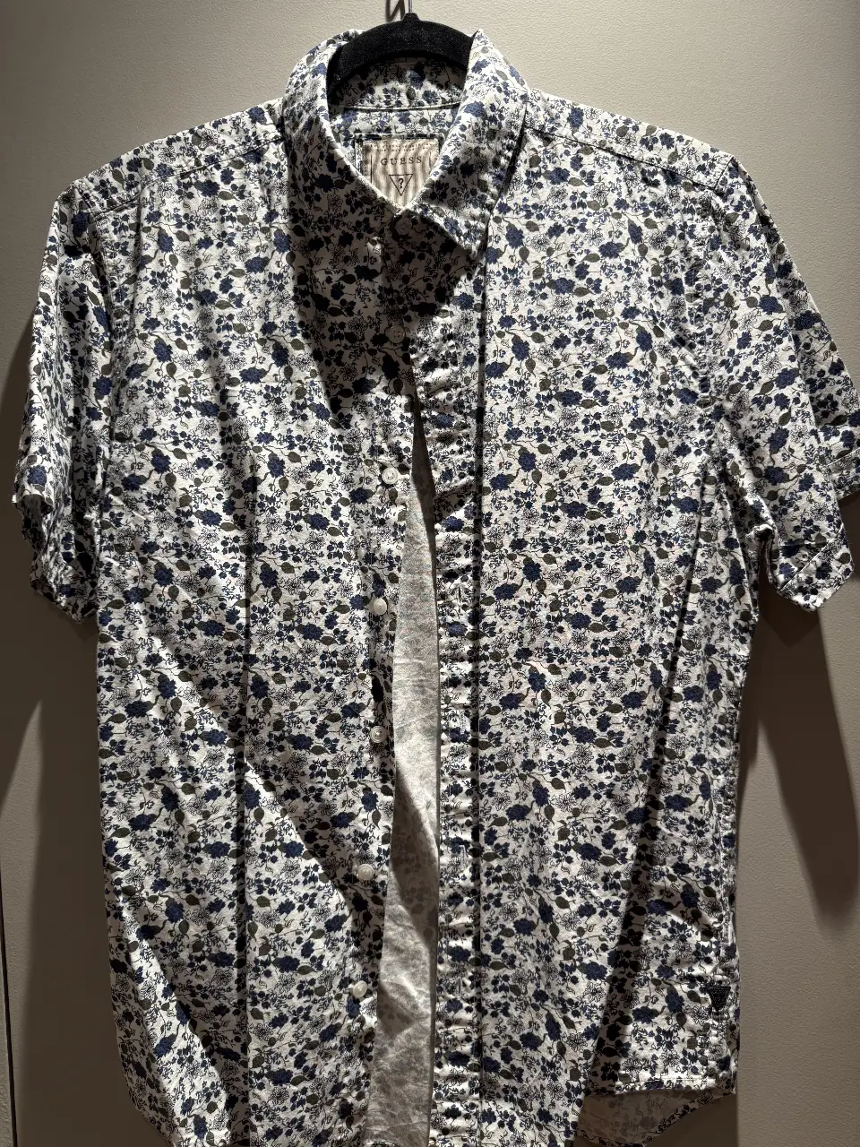 Camisa de hombre Guess con estampado floral en tonos azules y blancos. Talle M. Ideal para un look casual y fresco.