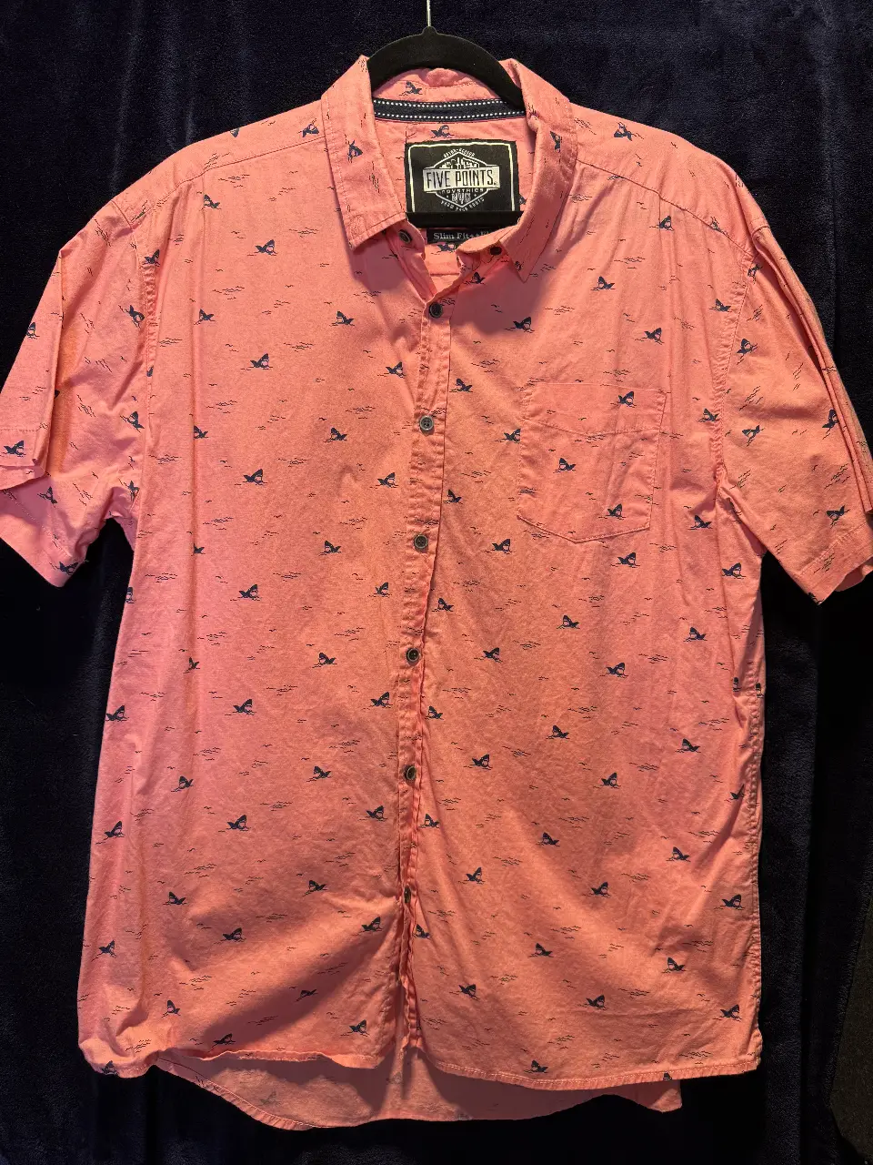 Camisa estampada de hombre, manga corta, con estampado de tiburones. Marca Five Points, talle XL. Ideal para un look casual y fresco.