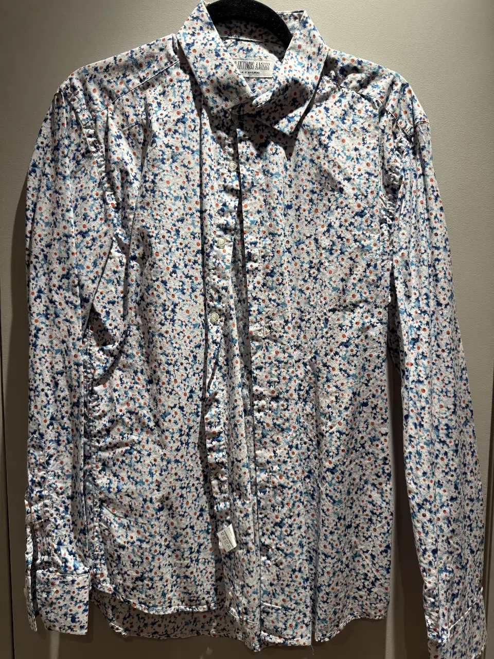 Camisa estampada de hombre, con estampado floral en tonos azules y blancos. Marca Mis Intimos Amigos, ideal para un look casual y fresco.