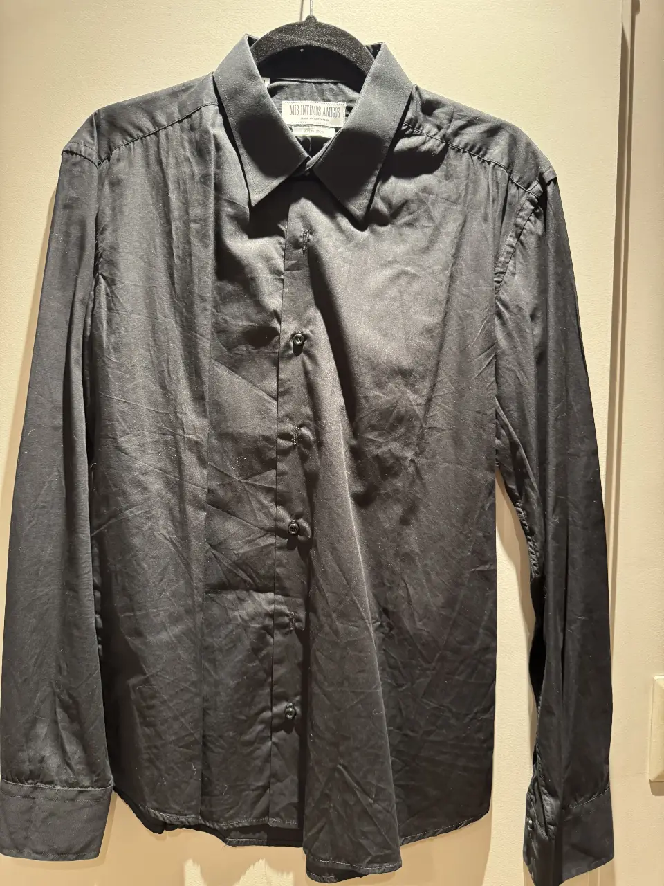 Camisa negra de hombre, de la marca Mis Intimos Amigos, corte slim fit. Ideal para un look elegante y moderno.