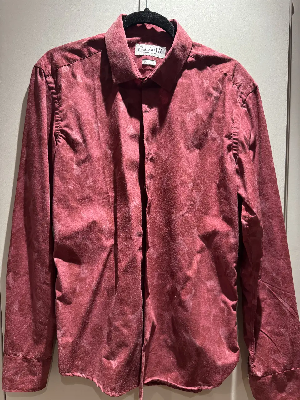 Camisa de hombre estampada en color bordó, de la marca Mis Intimos Amigos. Corte slim fit, ideal para un look elegante y moderno. Perfecta para ocasiones especiales o para darle un toque sofisticado a tu día a día.
