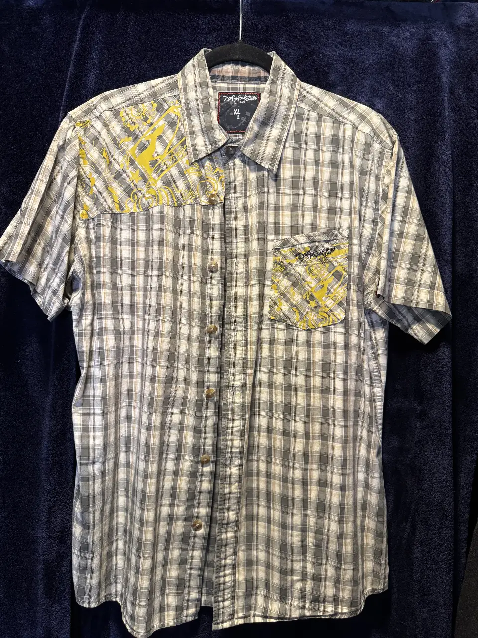 Camisa a cuadros para hombre, con detalles estampados en amarillo. Ideal para un look casual y moderno.