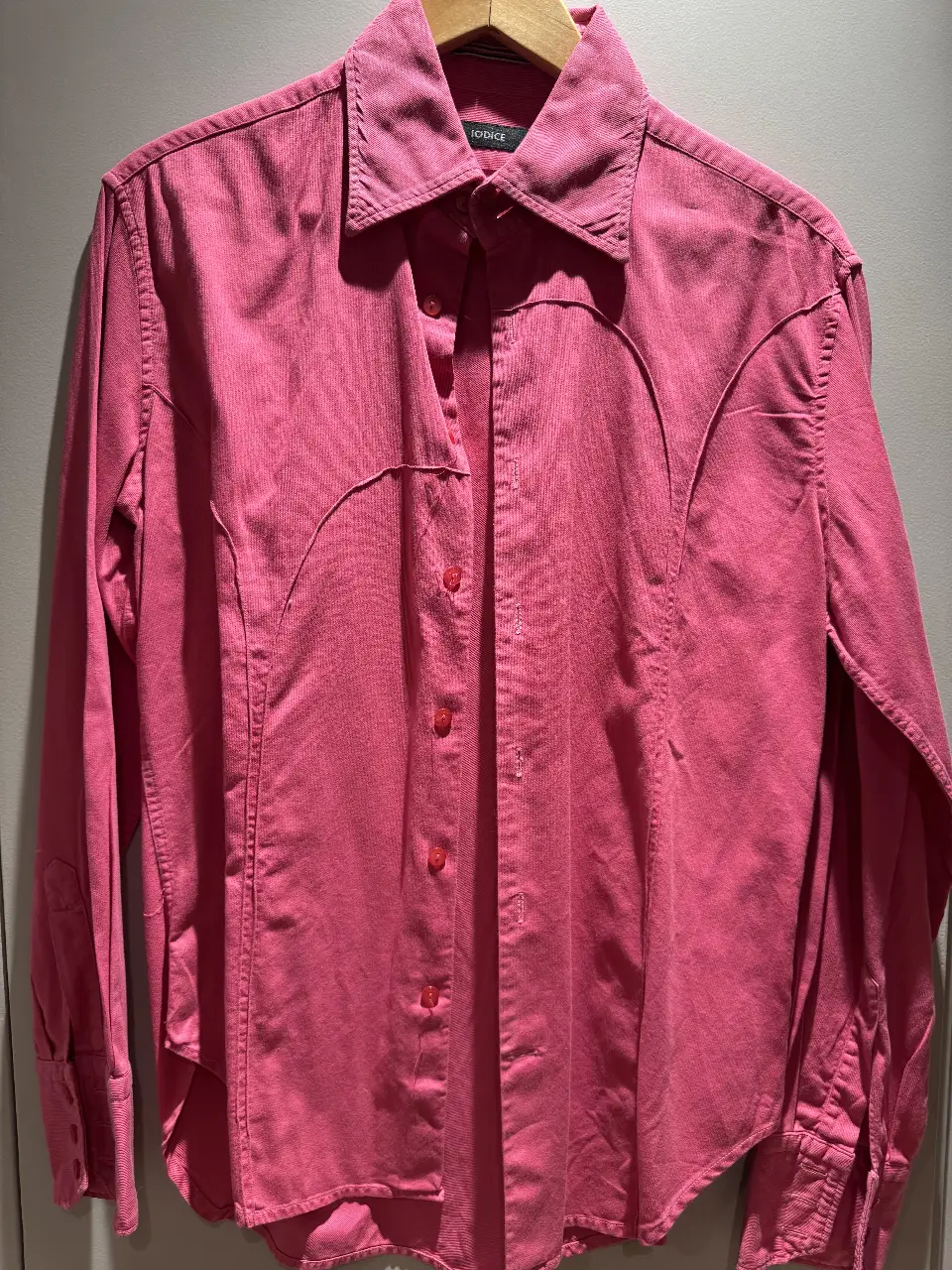 Camisa de corderoy rosa de la marca Iodice, con detalles de diseño en los laterales. Ideal para un look casual y con estilo.