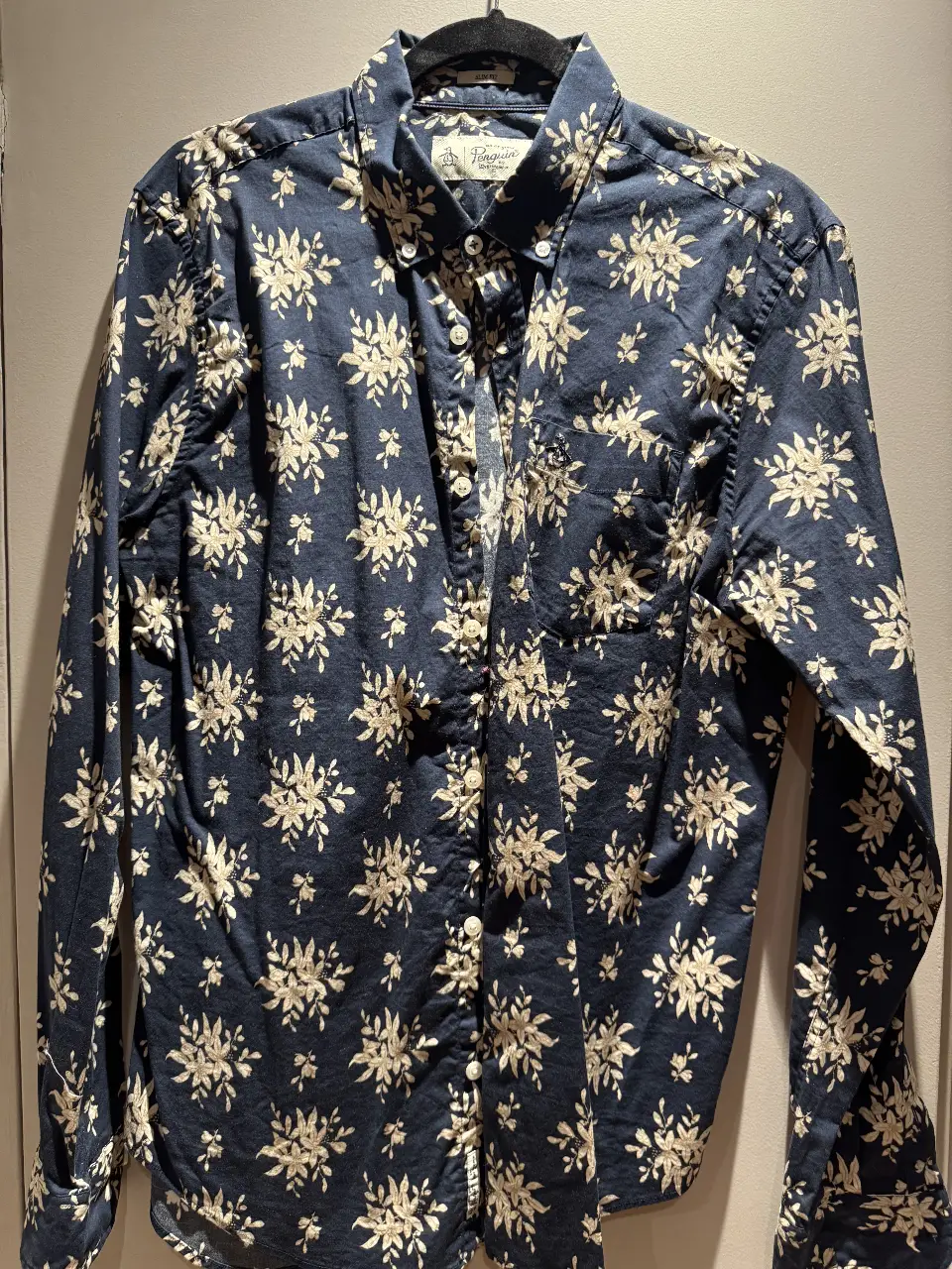 Camisa de hombre Original Penguin con estampado floral en tonos azul marino y blanco. Talle M. Ideal para un look casual y con estilo.