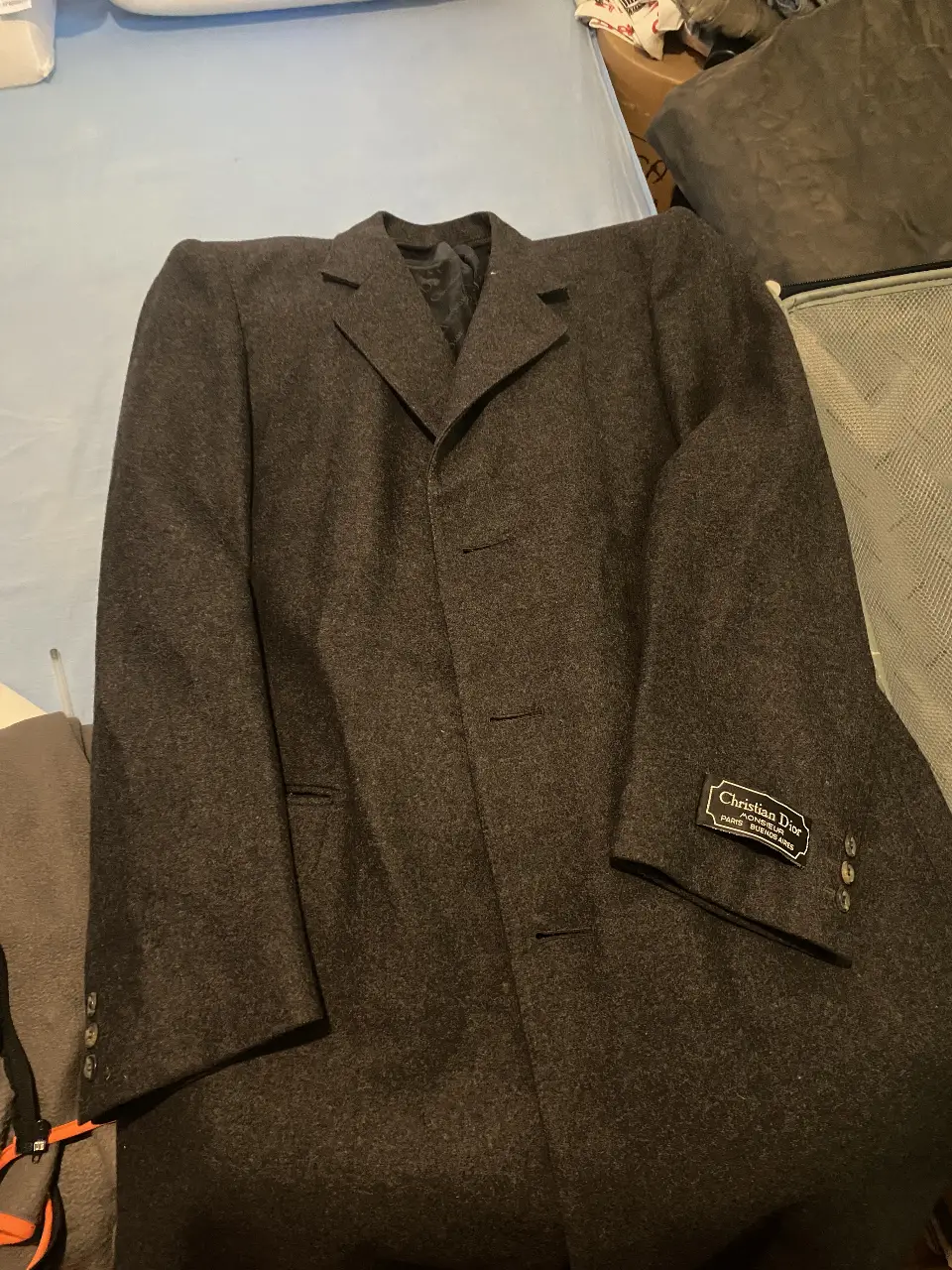 Sobretodo Christian Dior Monsieur de paño gris oscuro, elegante y atemporal. Ideal para un look formal o de trabajo. Confeccionado con materiales de alta calidad, este abrigo ofrece abrigo y estilo. Perfecto para el invierno.