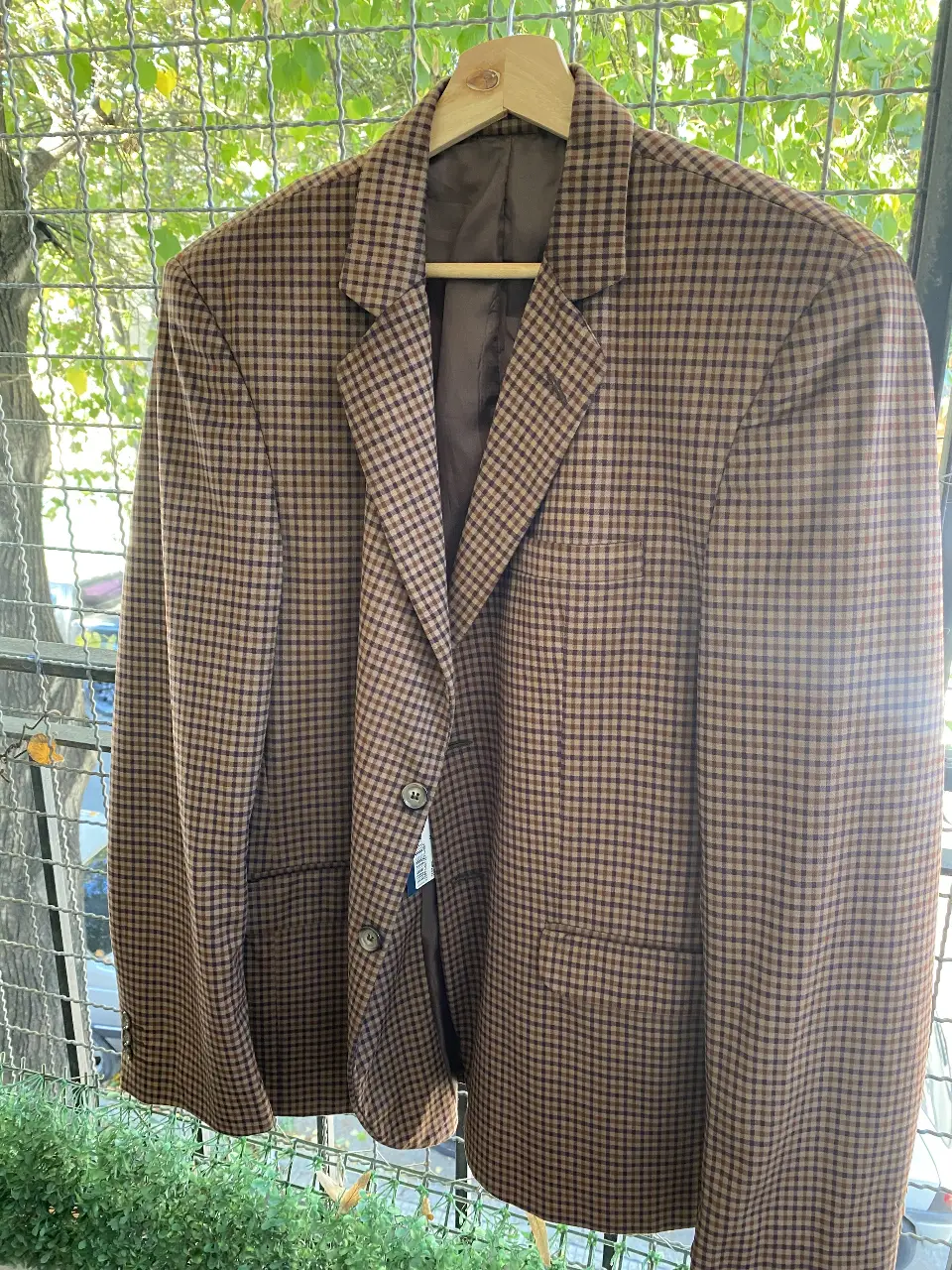 Blazer de hombre a cuadros en tonos marrones. Ideal para un look elegante y sofisticado. Perfecto para ocasiones formales o para darle un toque de estilo a tu outfit diario.