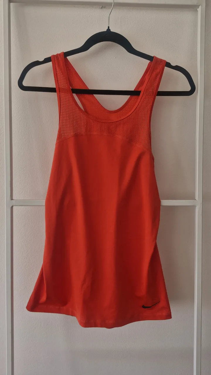 Musculosa deportiva Nike Pro Hypercool en color naranja vibrante. Sisa 40cm largo 68cm. Sin uso