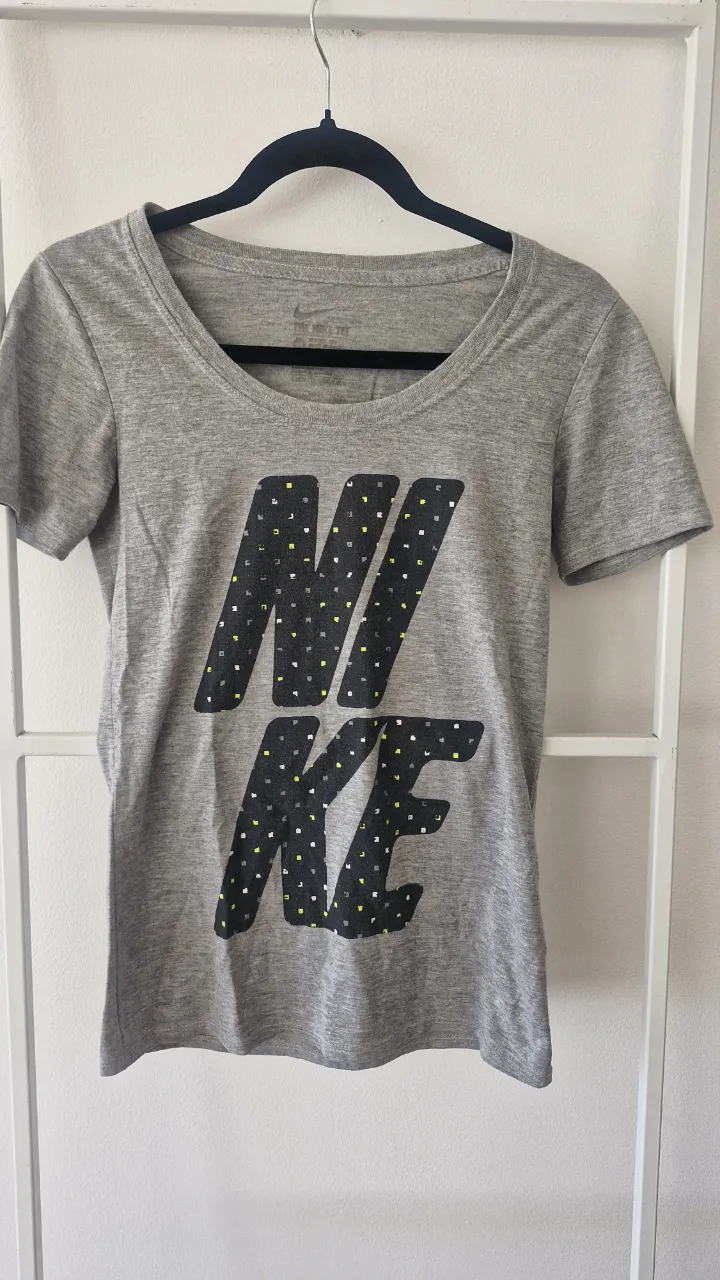 Remera gris de algodón con estampa grande de Nike en negro. Sisa 38cm Largo 62cm 