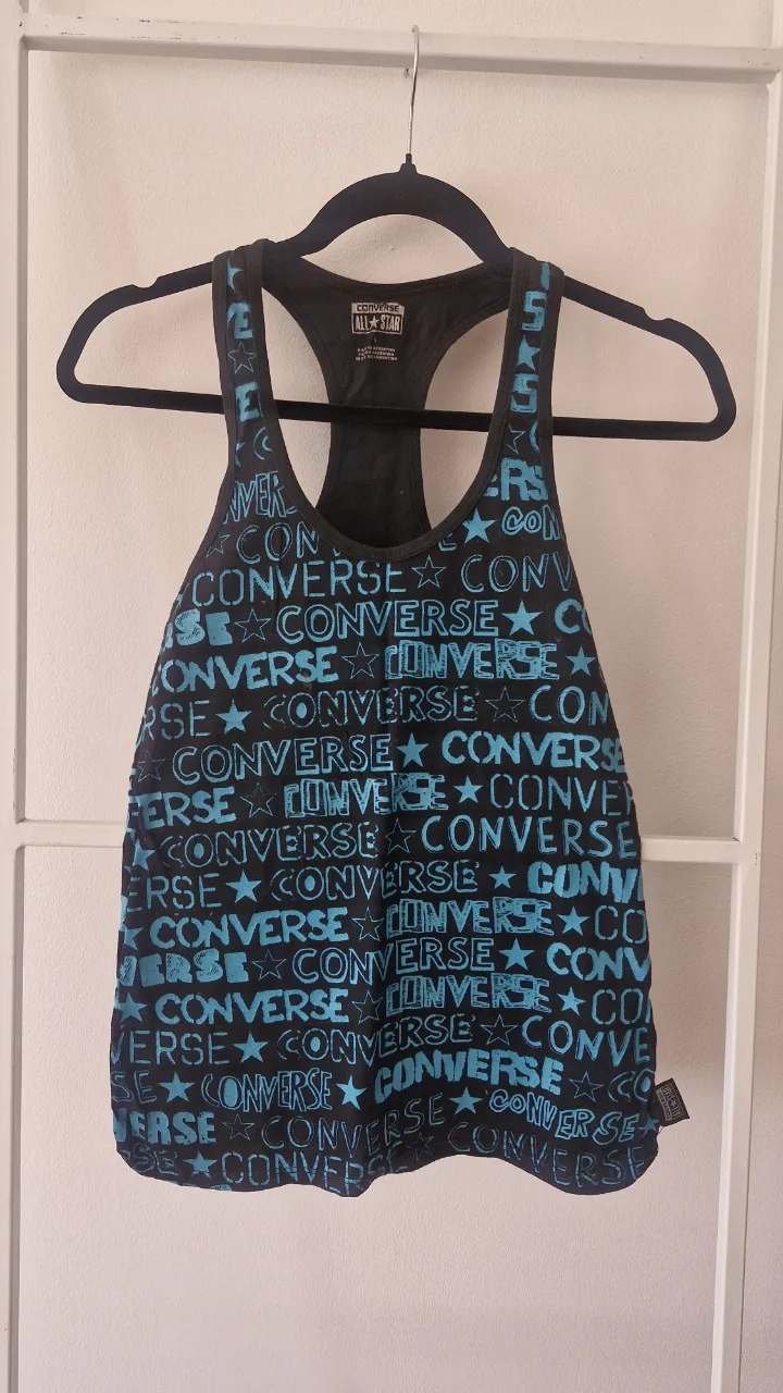 Musculosa Converse All Star con estampa "CONVERSE" y estrellas en color turquesa sobre fondo negro. sisa 34 cm largo 64cm