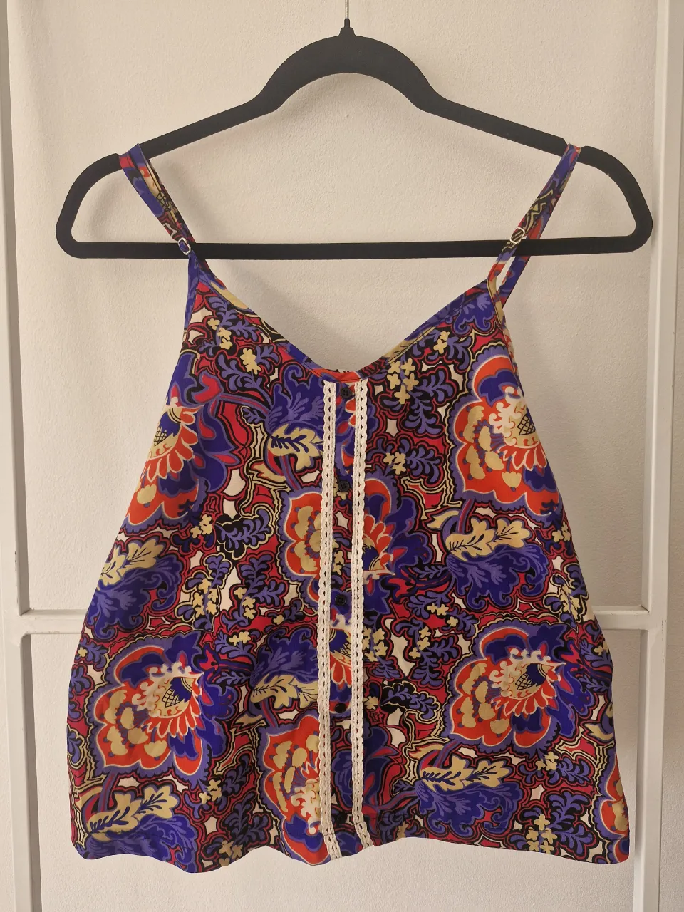 Top estampado súper colorido con detalles de puntilla y botones decorativos (no se puede abrir). sisa 40cm. Talle 40