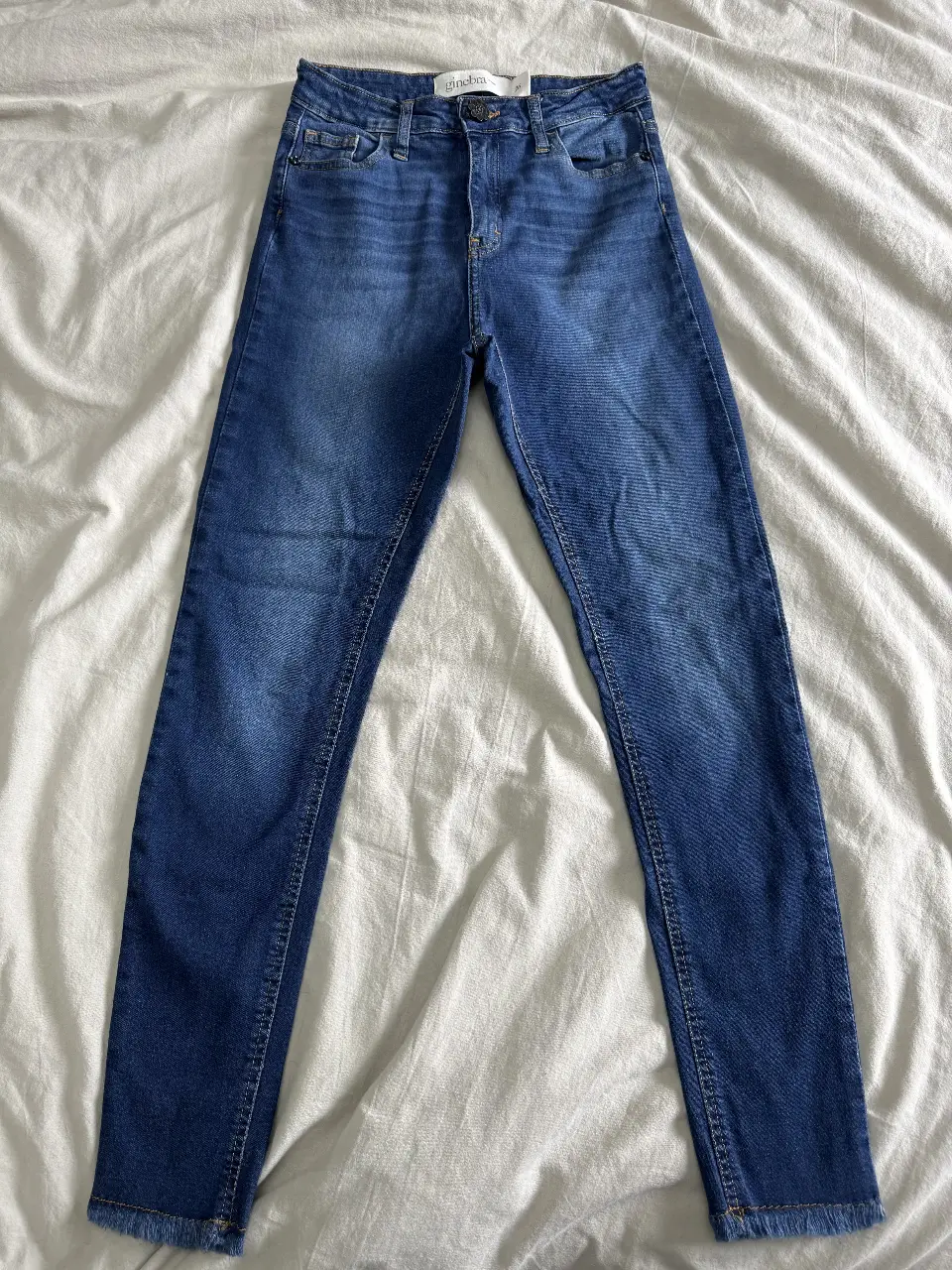 Jeans chupín elastizado de mujer, color azul, talle 26. Marca Ginebra Jeans. Diseño clásico y versátil, ideal para cualquier ocasión.