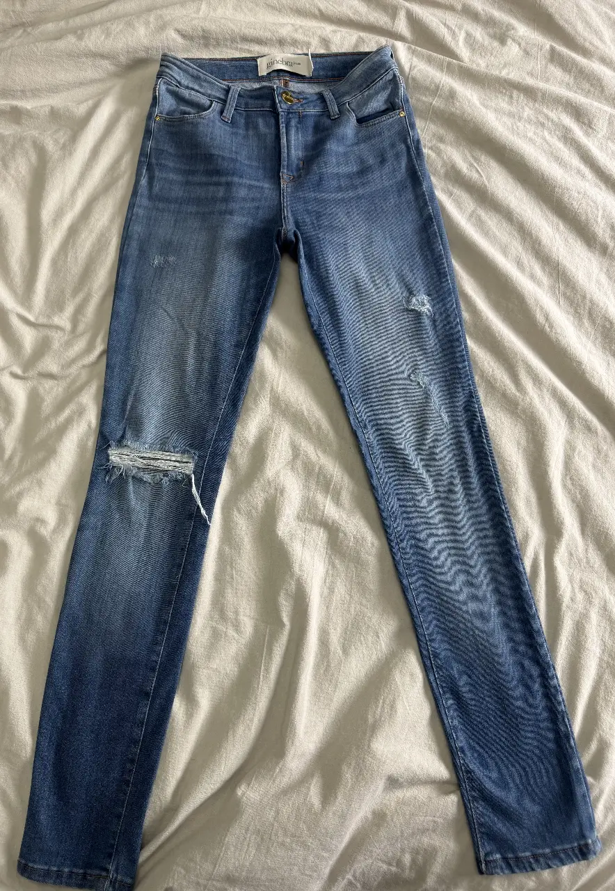 Jeans de mujer Ginebra italiano elastizado chupín , tiro medio, con roturas en las rodillas y detalles de desgaste. Talle 26.