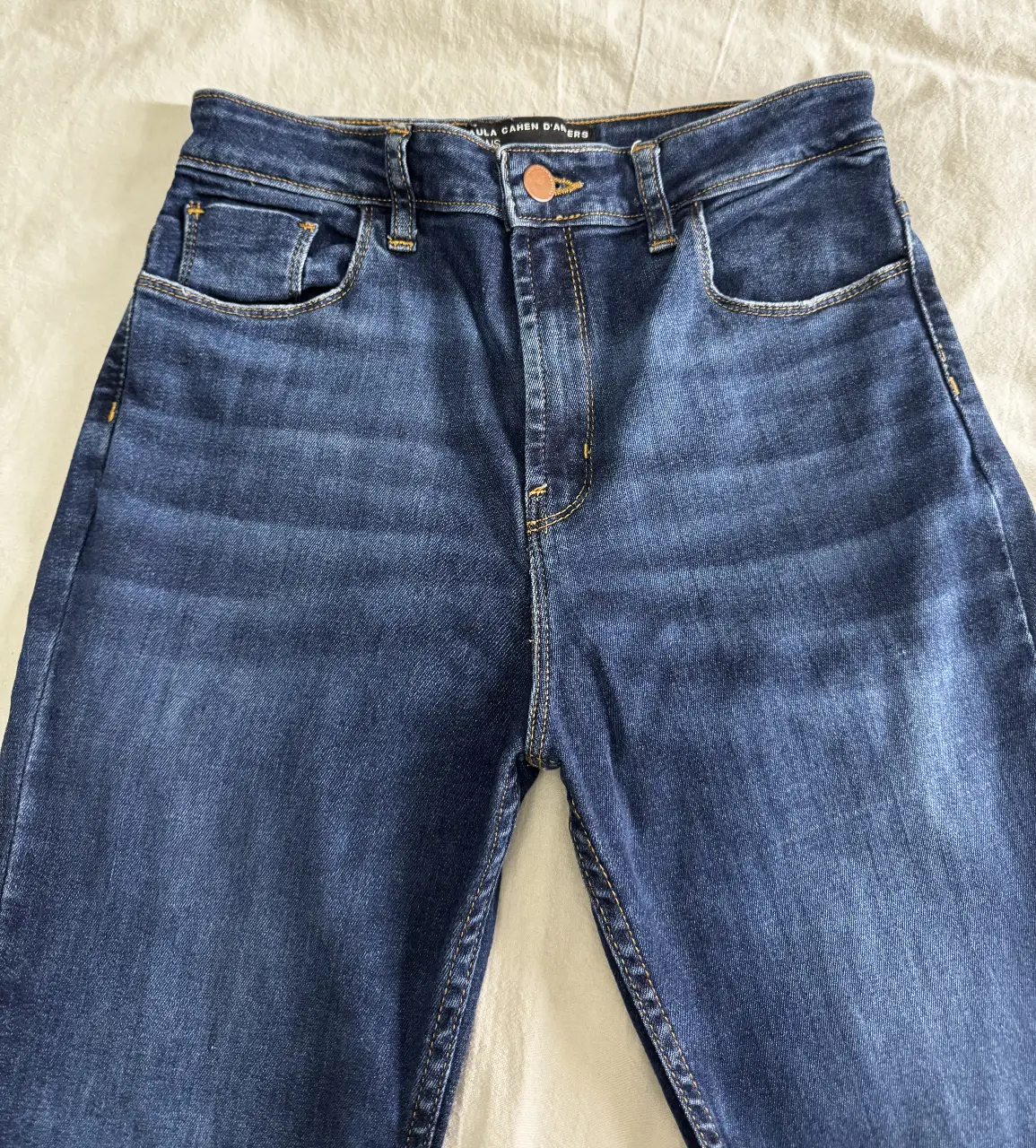 Jeans de mujer Paula Cahen D'Anvers, tiro medio, corte chupín elastizado con detalle de corona en bolsillo trasero. Talle 25.