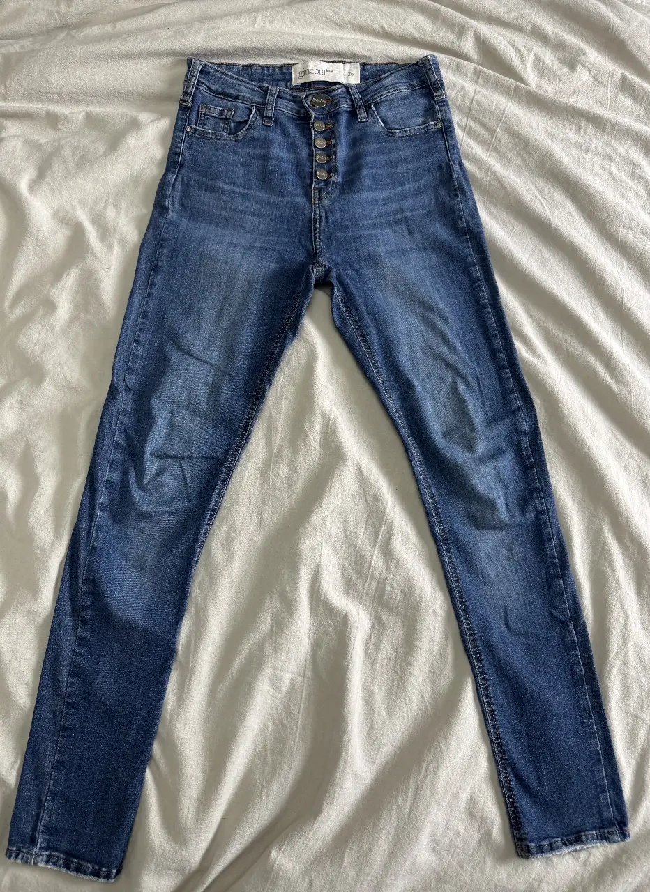 Jeans de mujer Ginebra chupín elastizado , tiro alto, con botones y talle 26. Un clásico azul que nunca falla.