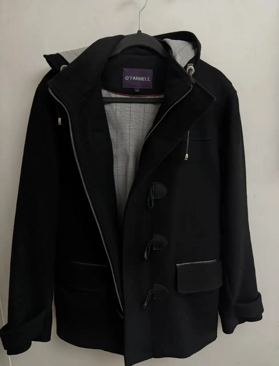Tapado negro de hombre O'Farrell, con capucha y botones de madera. Ideal para el invierno. 100% Lana 
