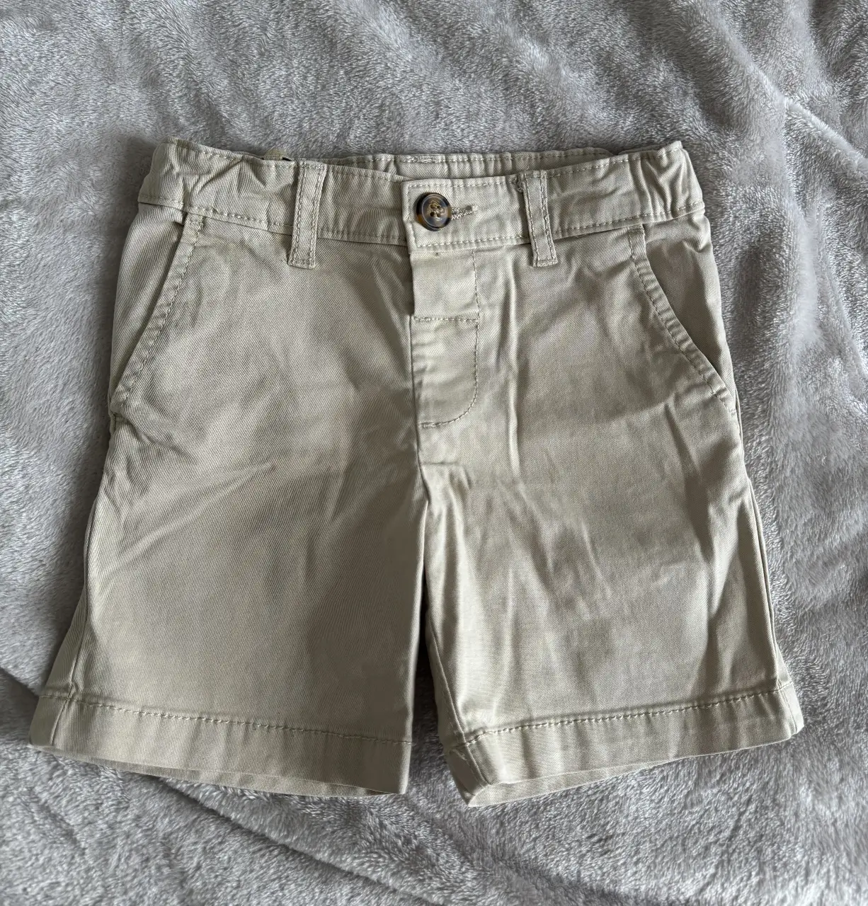 Short de jean niño color khaki, con bolsillos y botón. Talle 3T/3A de la marca Carter's.
