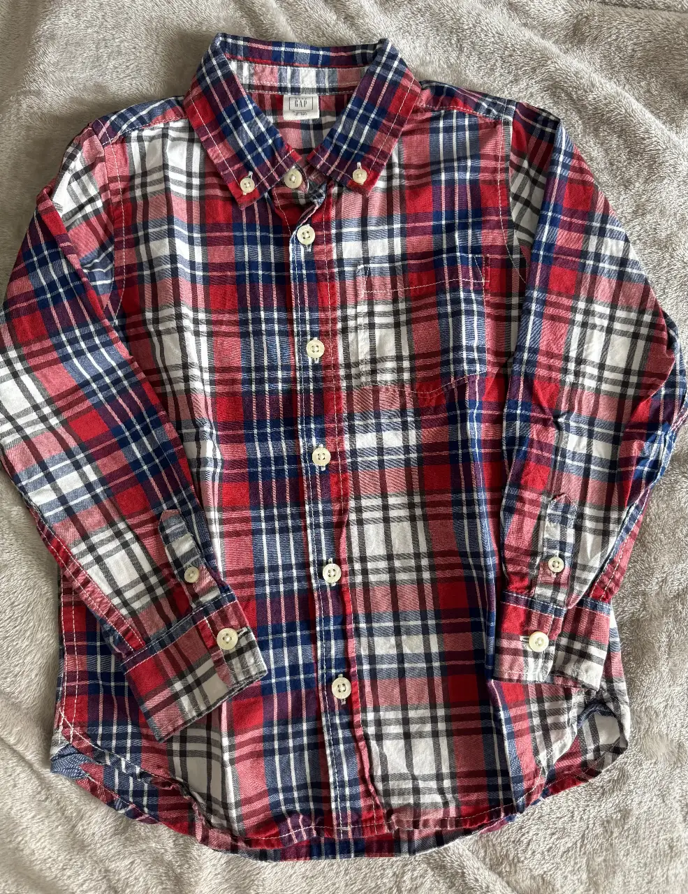 Camisa GAP a cuadros para niño talle 5 años,manga larga, con botones y bolsillo. Ideal para un look casual y cómodo.