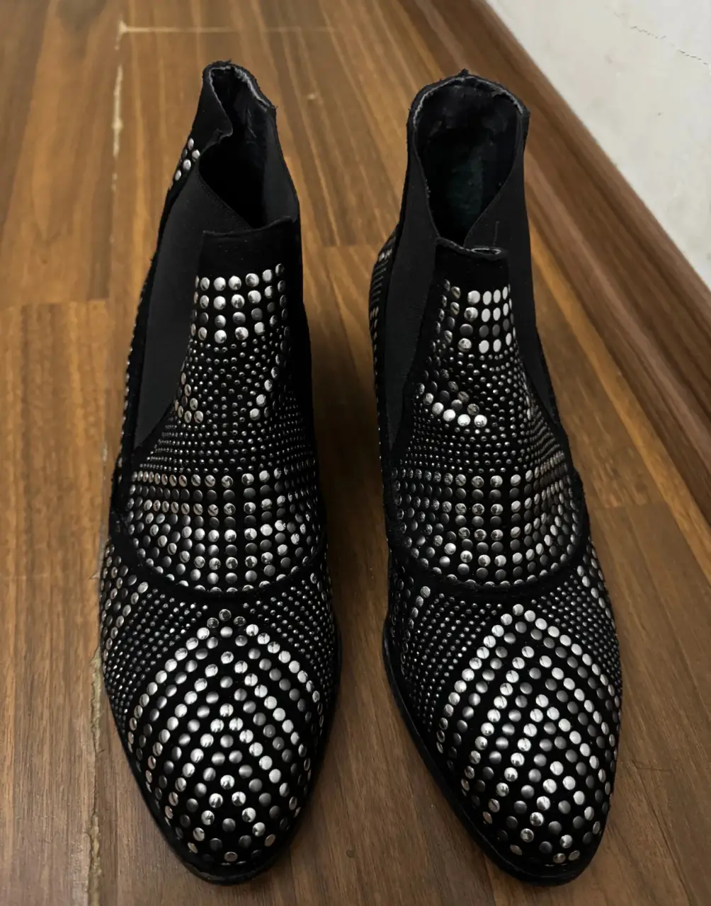 Botas botinetas Sarkany negros con tachas plateadas, ideales para darle un toque rockero a tu look. Perfectos para salir o para un evento especial.