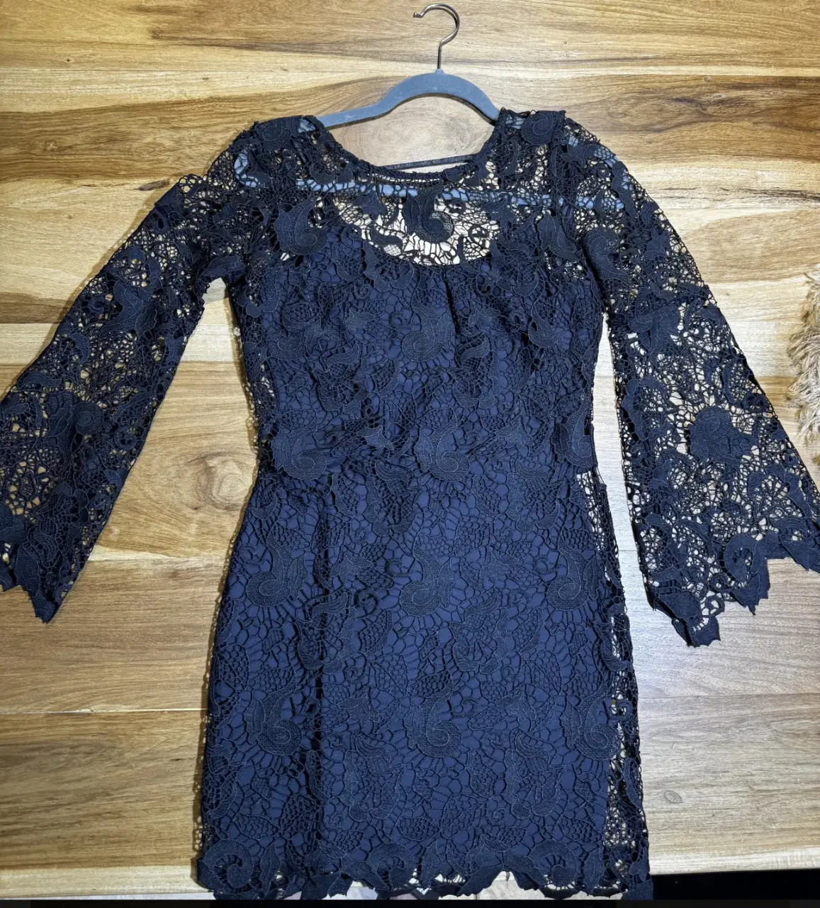 Vestido Ona Saez de encaje negro, con mangas largas acampanadas y forro interior. Ideal para fiestas y eventos especiales. 