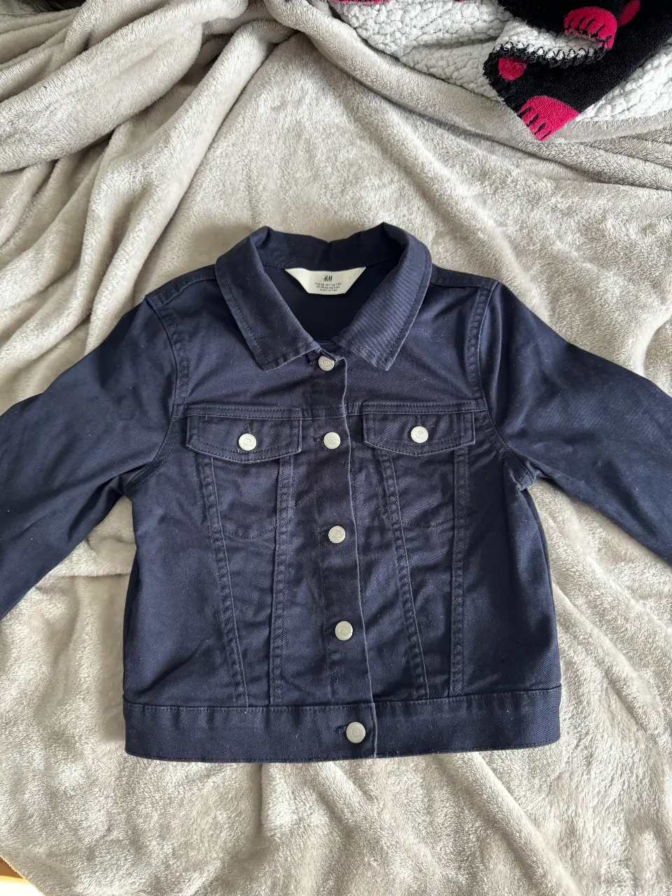 Campera de jean azul marino para niño/a de la marca H&M. Talle 7/8 equivalente a un 4/5 ( es bastante chica). Ideal para un look casual y versátil.