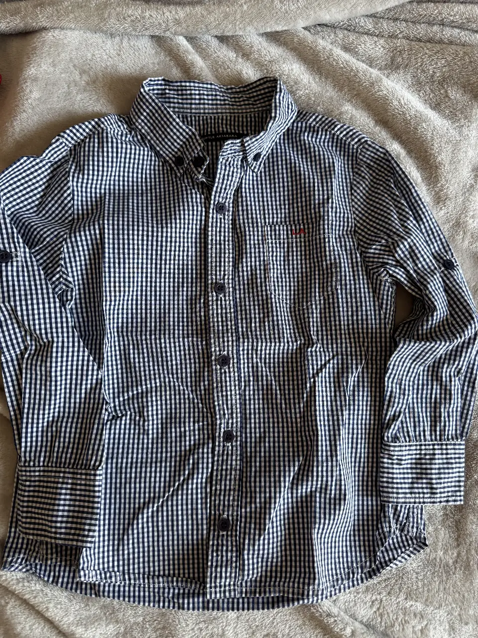 Camisa a cuadros para niño, manga larga, con bolsillo y detalle de logo "LA" en rojo. Talle 6Y de Little Akiabara( sería talle 4/5, es pequeña)