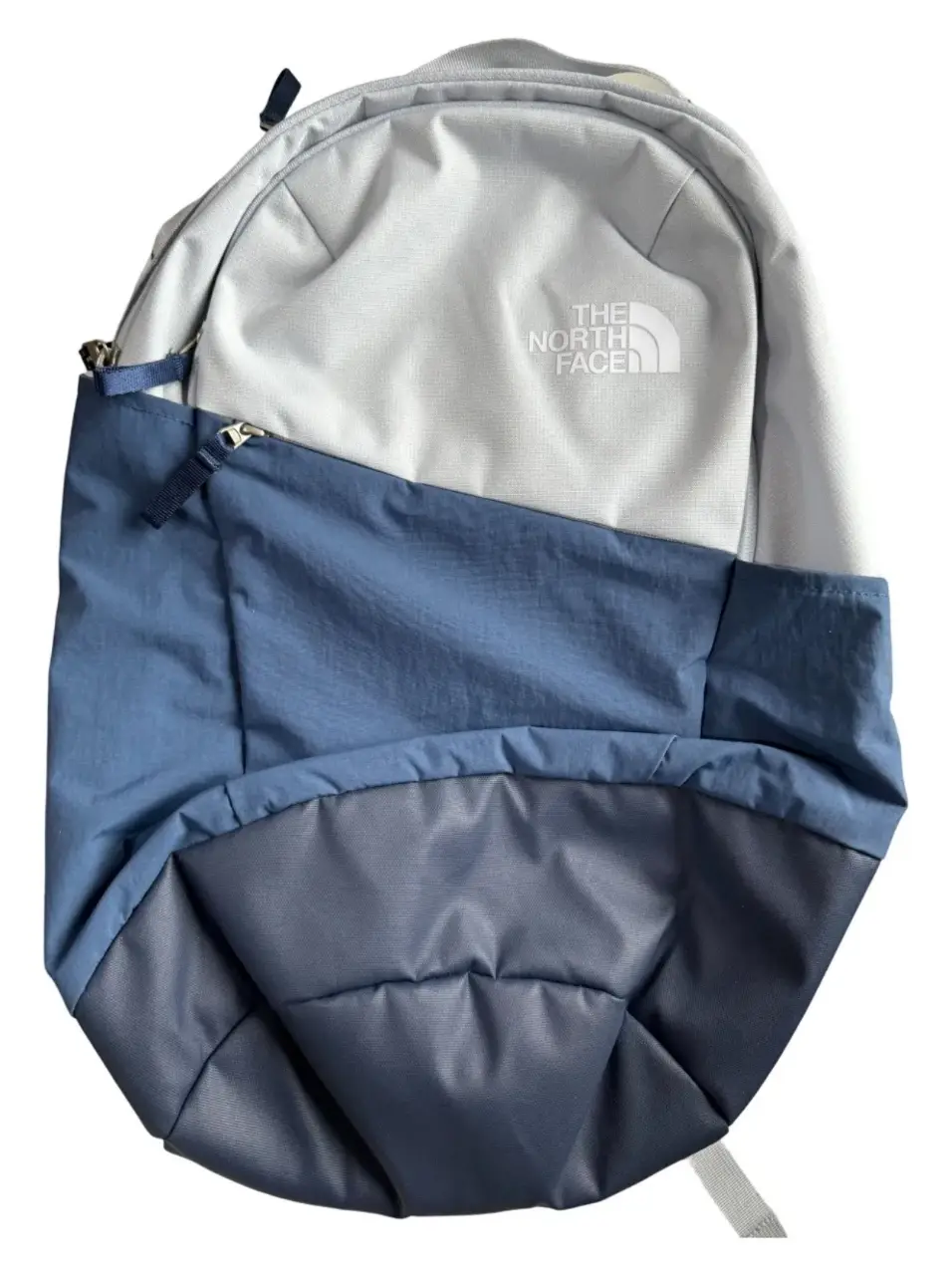 Mochila The North Face, color gris y azul, con etiqueta. Ideal para llevar tus cosas con estilo y comodidad.
