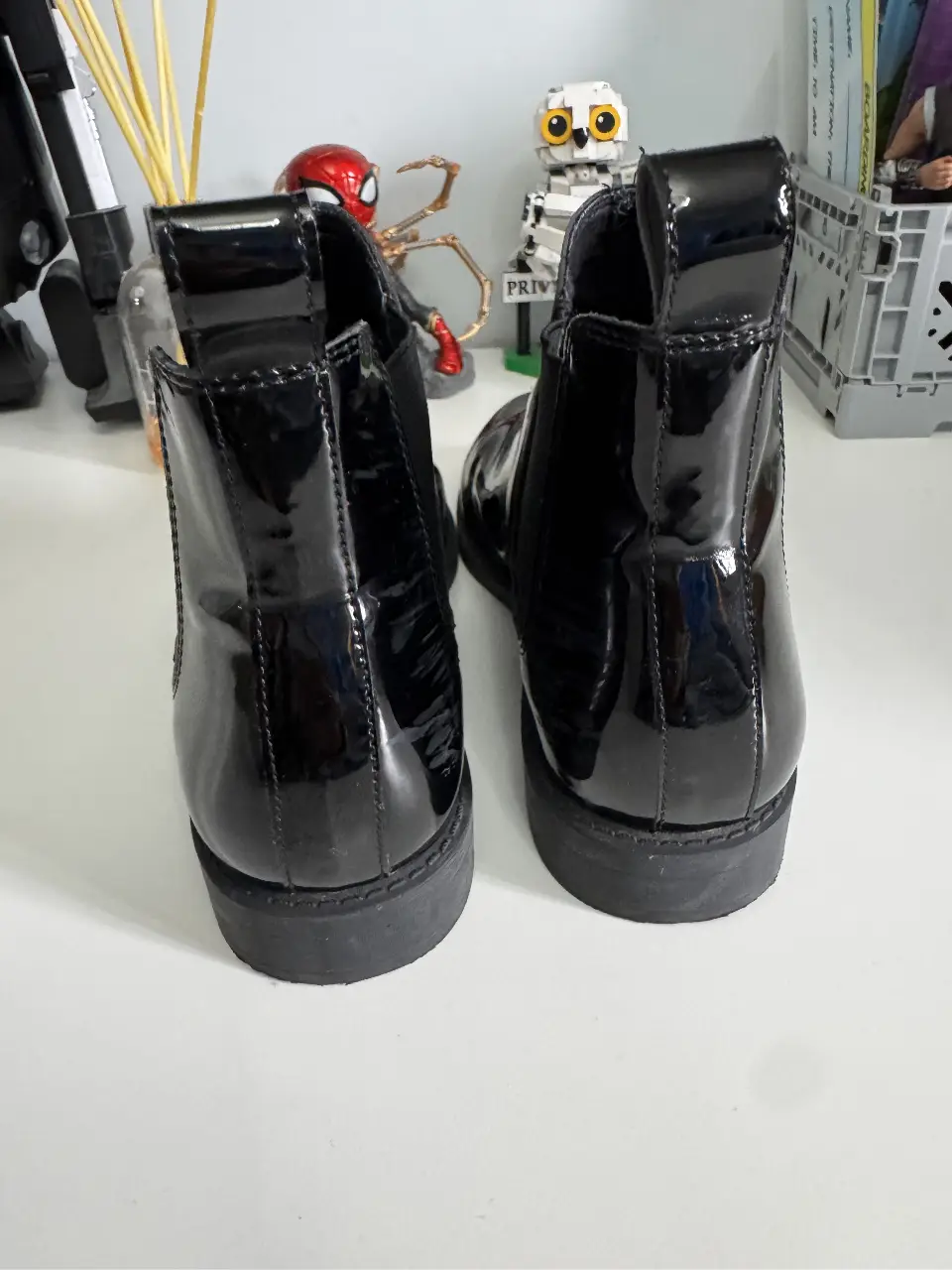 Botines Chelsea de charol negro brillante, ideales para un look elegante y moderno. Talle 38.