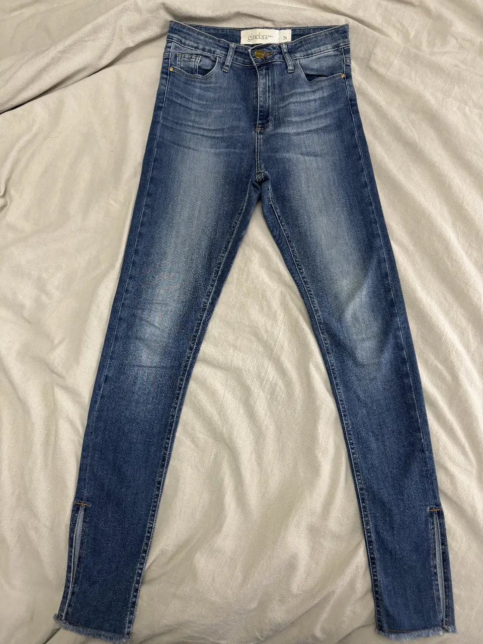 Jeans de mujer chupin elastizado Ginebra, tiro alto, con detalles de roturas en los tobillos. Talle 26.